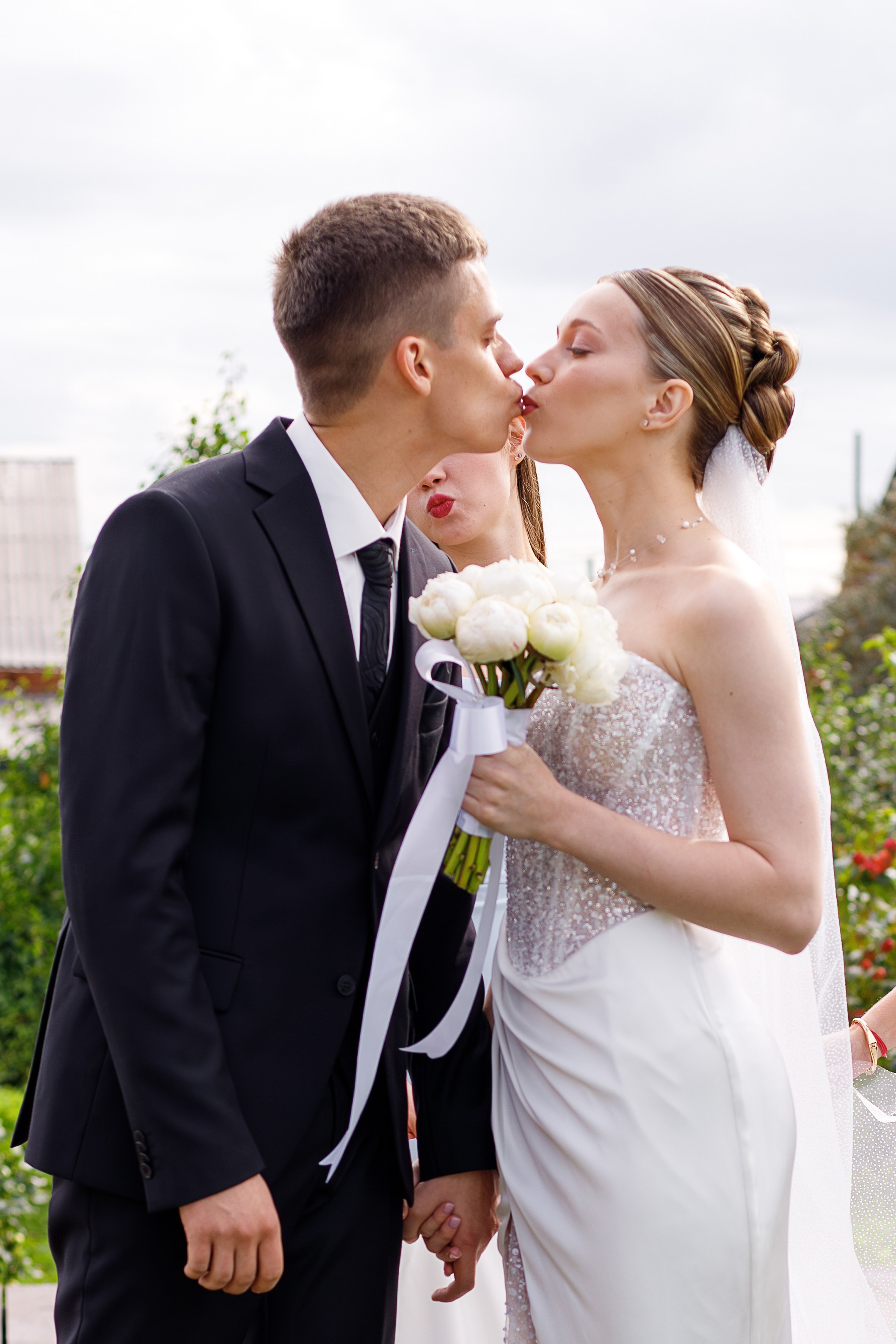 Магия свадебного дня в Новосибирске, свадебная лавстори в студии и на уличной локации. Фотограф Ольга Баранова