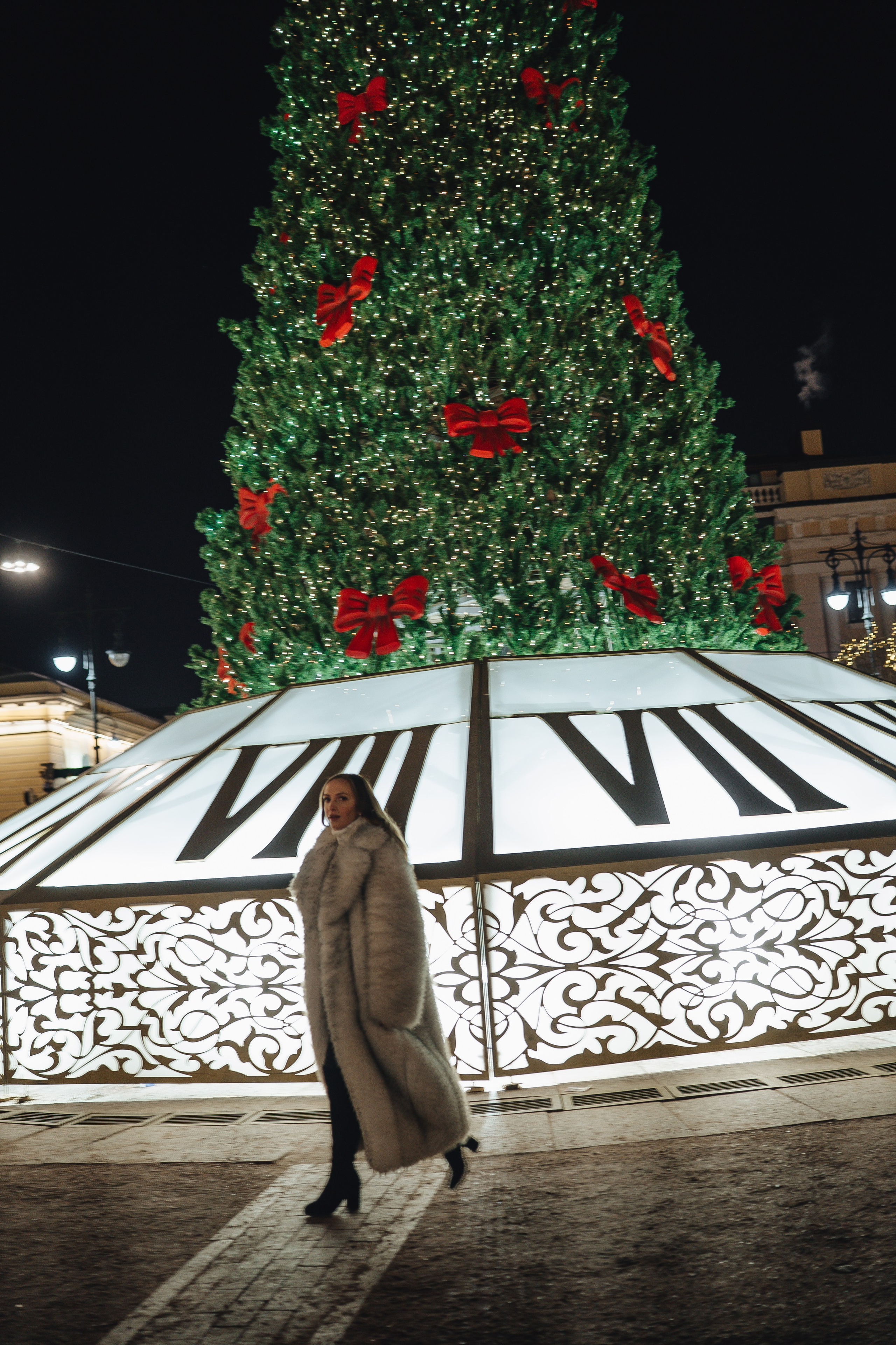 ПРОГУЛКА НА МАНЕЖНОЙ ПЛОЩАДИ ДЛЯ ДЕВУШКИ ПЕРЕД НОВЫМ ГОДОМ (НОВОГОДНЯЯ ФОТОСЕССИИЯ НА МАНЕЖНОЙ ПЛОЩАДИ). Профессиональный фотограф, Санкт-Петербург — Виктория Богомолова