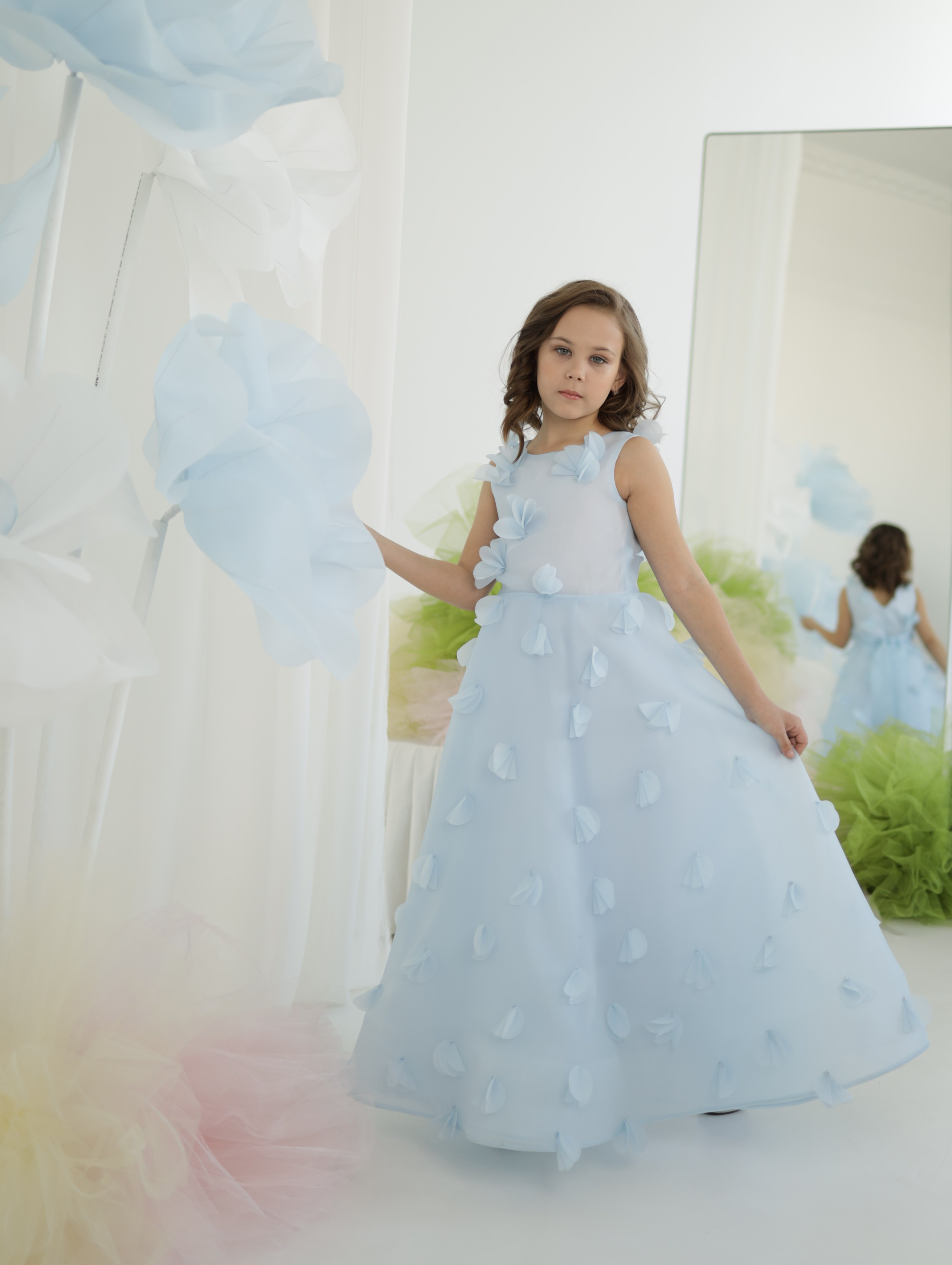 Платье « Лепесток » . Материал  органза Caroline , лепестки изготовлены вручную из основного материала, что придаёт платью изысканный вид. Идеально подойдёт на девочку ростом 122-128 см. Цена : 20000₽