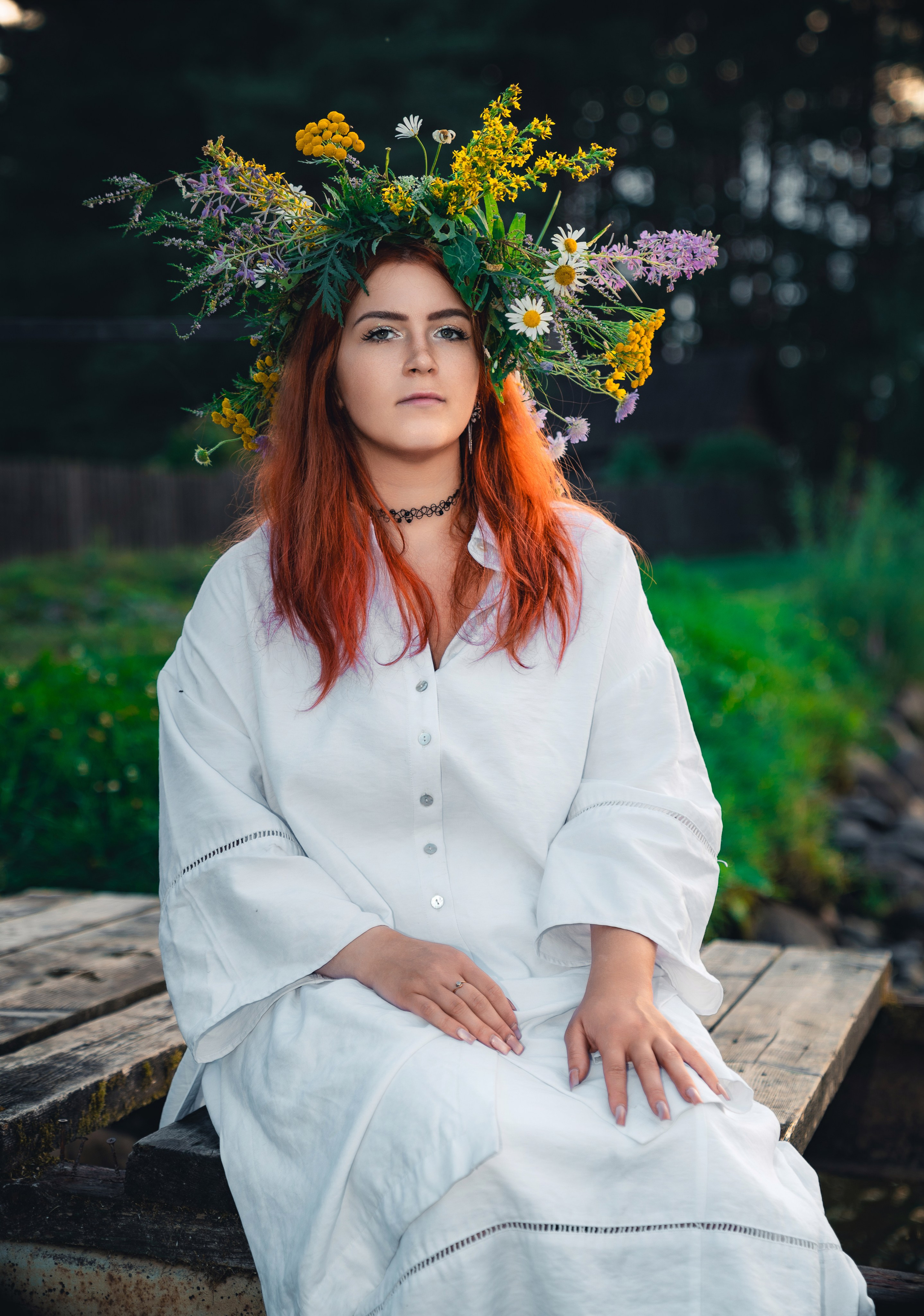 Портрет в стиле natural beauty: рыжие волосы, венок из диких трав и ромашек, белая льняная одежда, природа под СПб.
