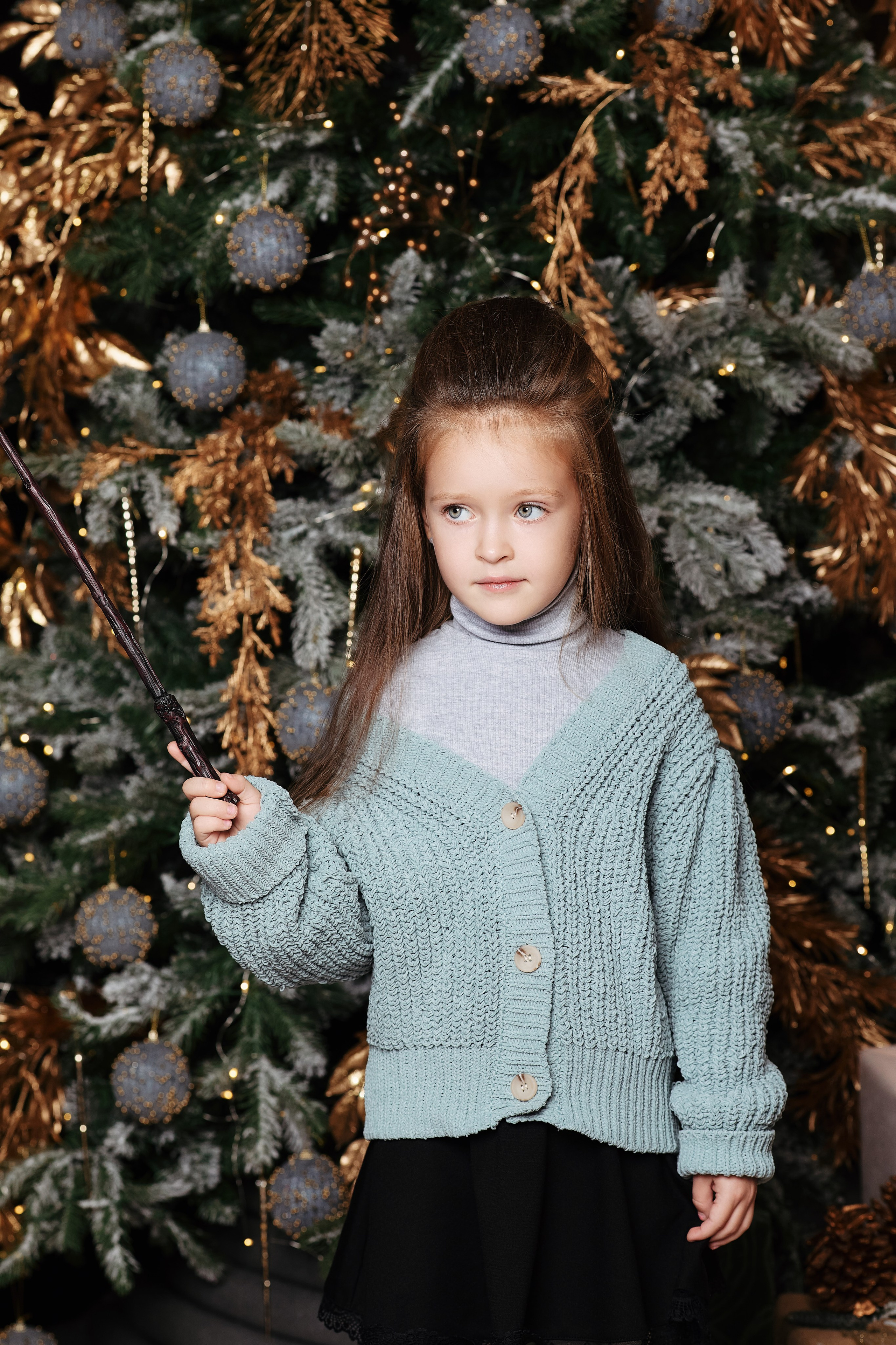 Детская фотосессия в фотостудии Lightroom (ВВГУ, Находка) на фоне наряженной ёлки