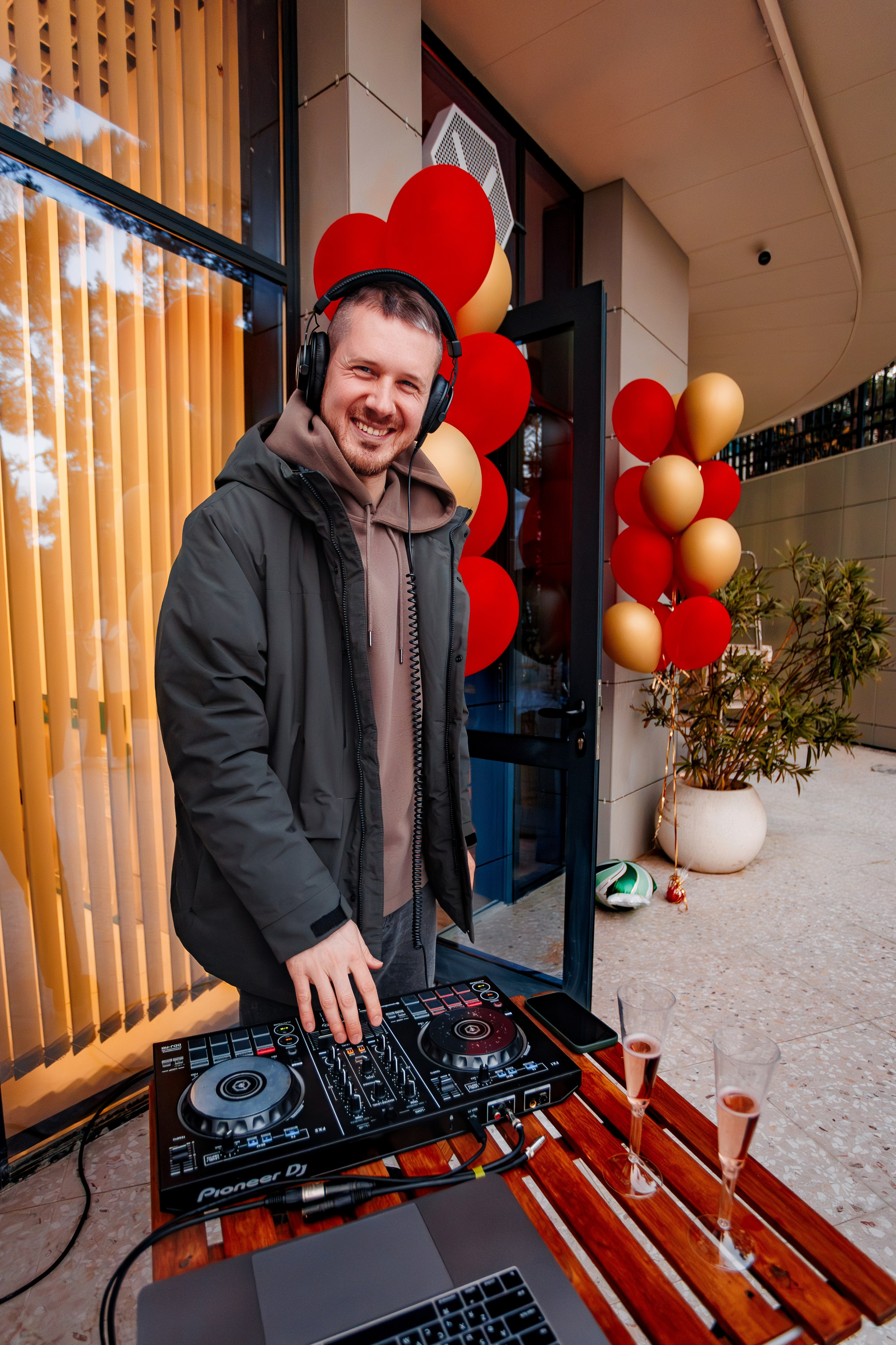 10 лет проекту «КОФЕДВИЖ» и открытие новой кофейни_Ялта_19.12.2025. Аминов Руслан | Фотограф