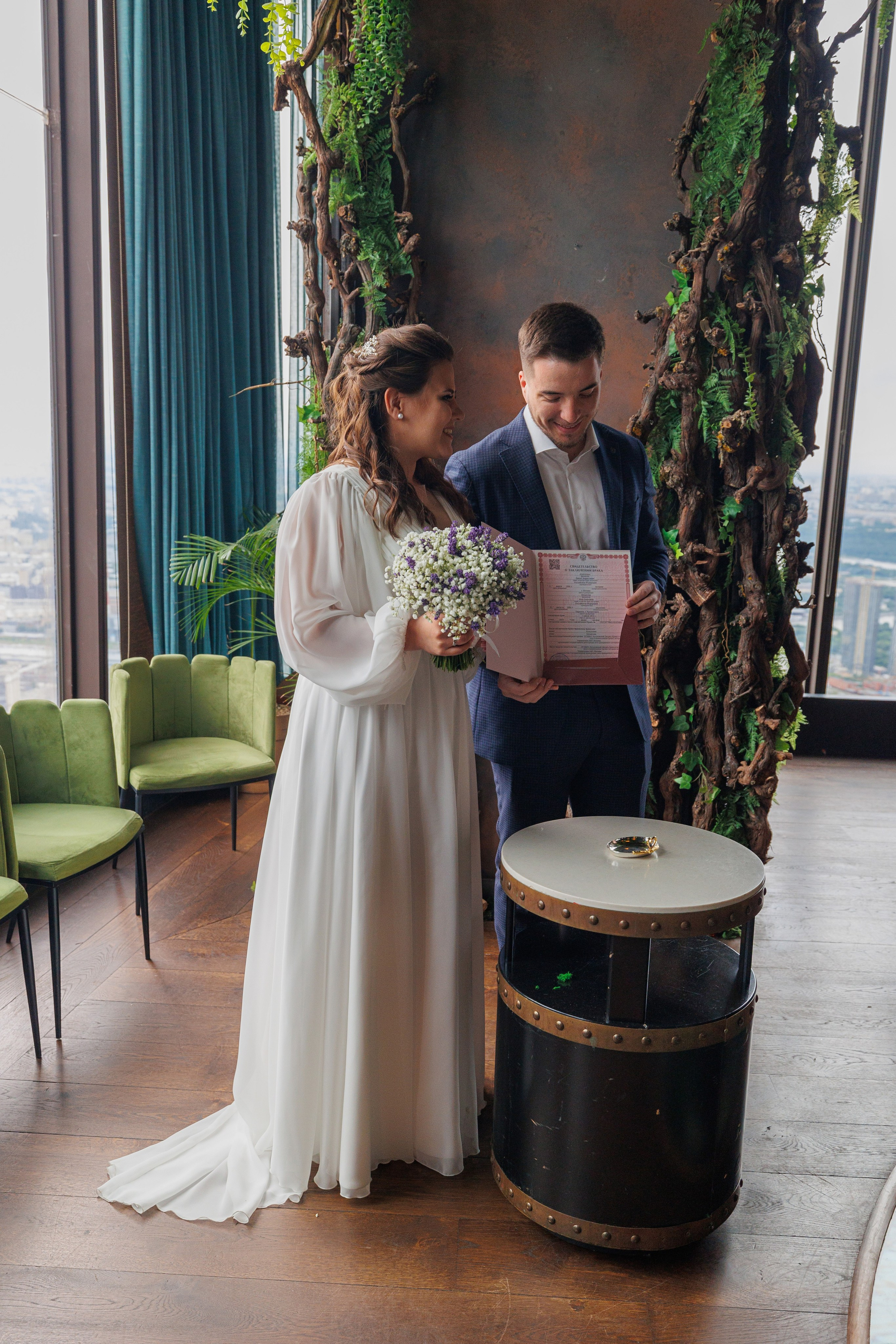 Фотограф на регистрацию в ЗАГС Москва Сити Birds Башня ОКО. Примеры фото, отзывы молодоженов и заявка на регистрацию через официальный сайт.