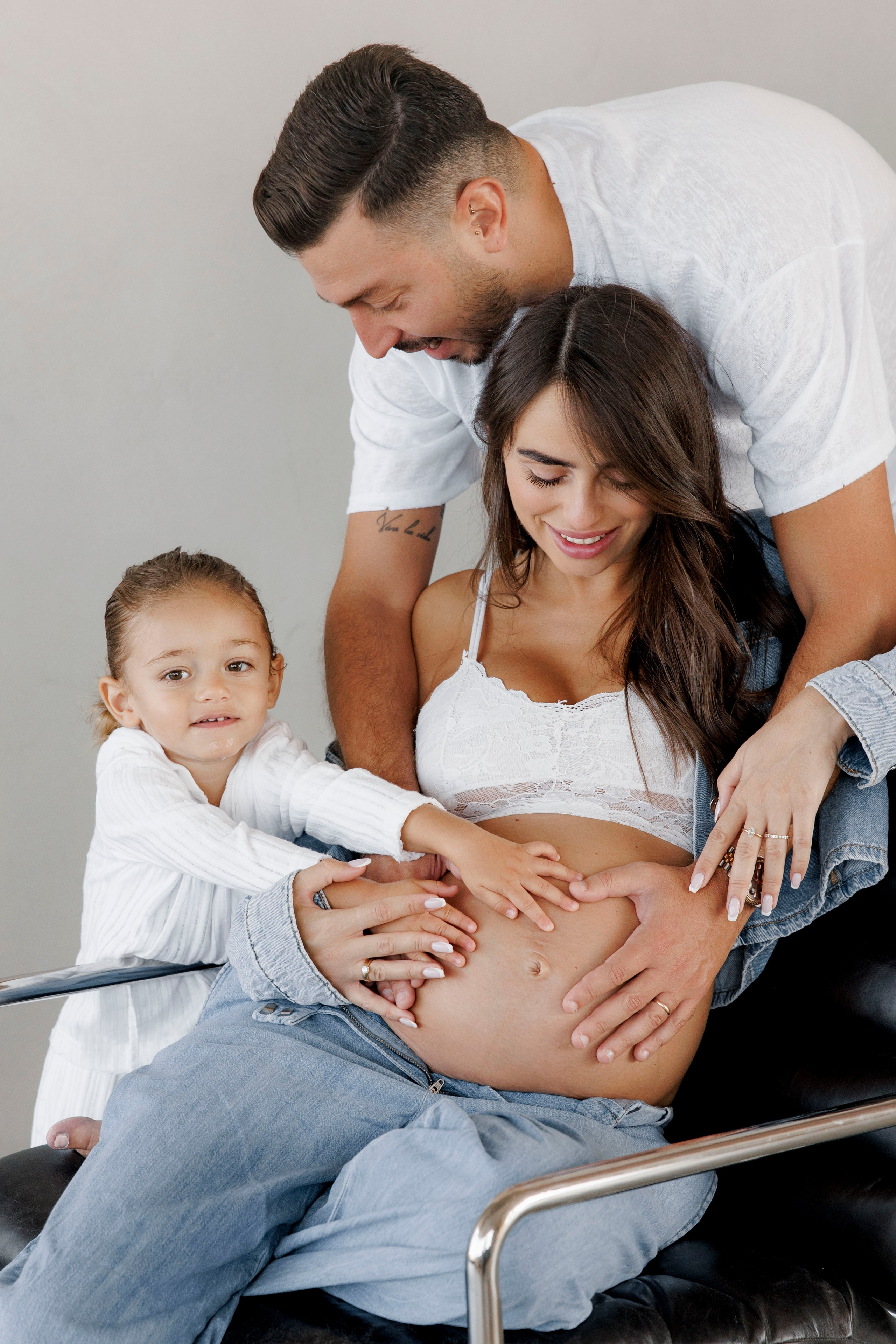 Pregnancy photoshoot inside the studio in Tel Aviv. Главная
