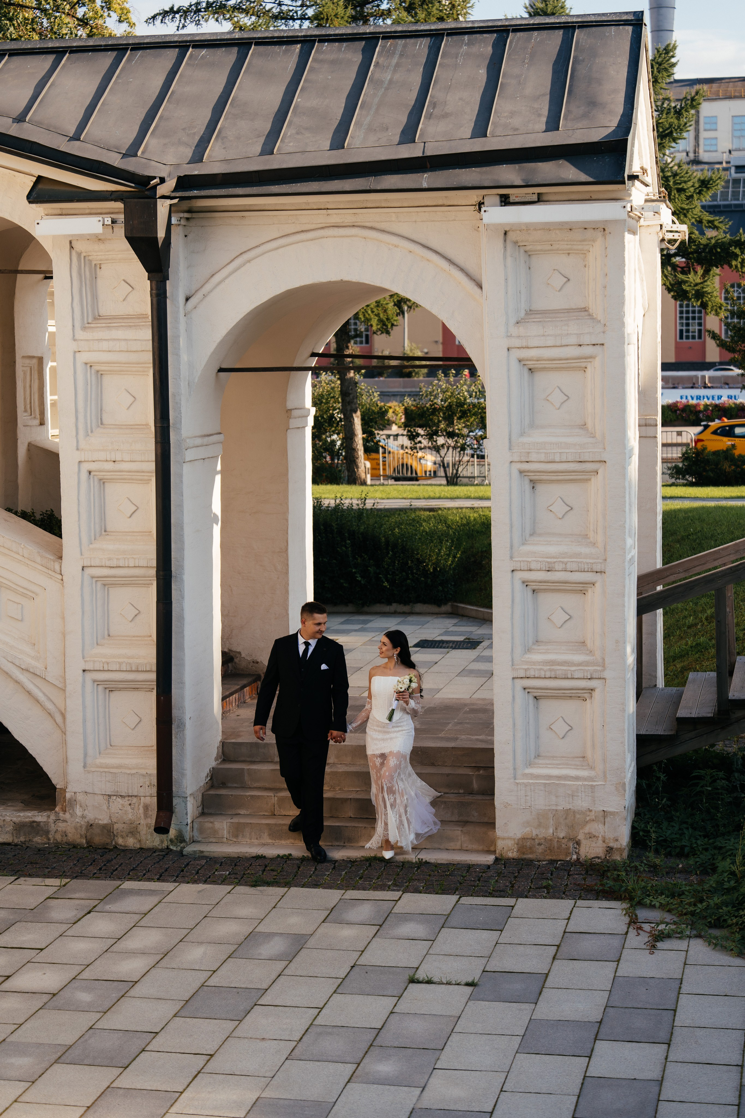Свадебная фотосессия в Москве у высотки на Котельнической набережной. Свадебный фотограф в Москве Анна Полушина