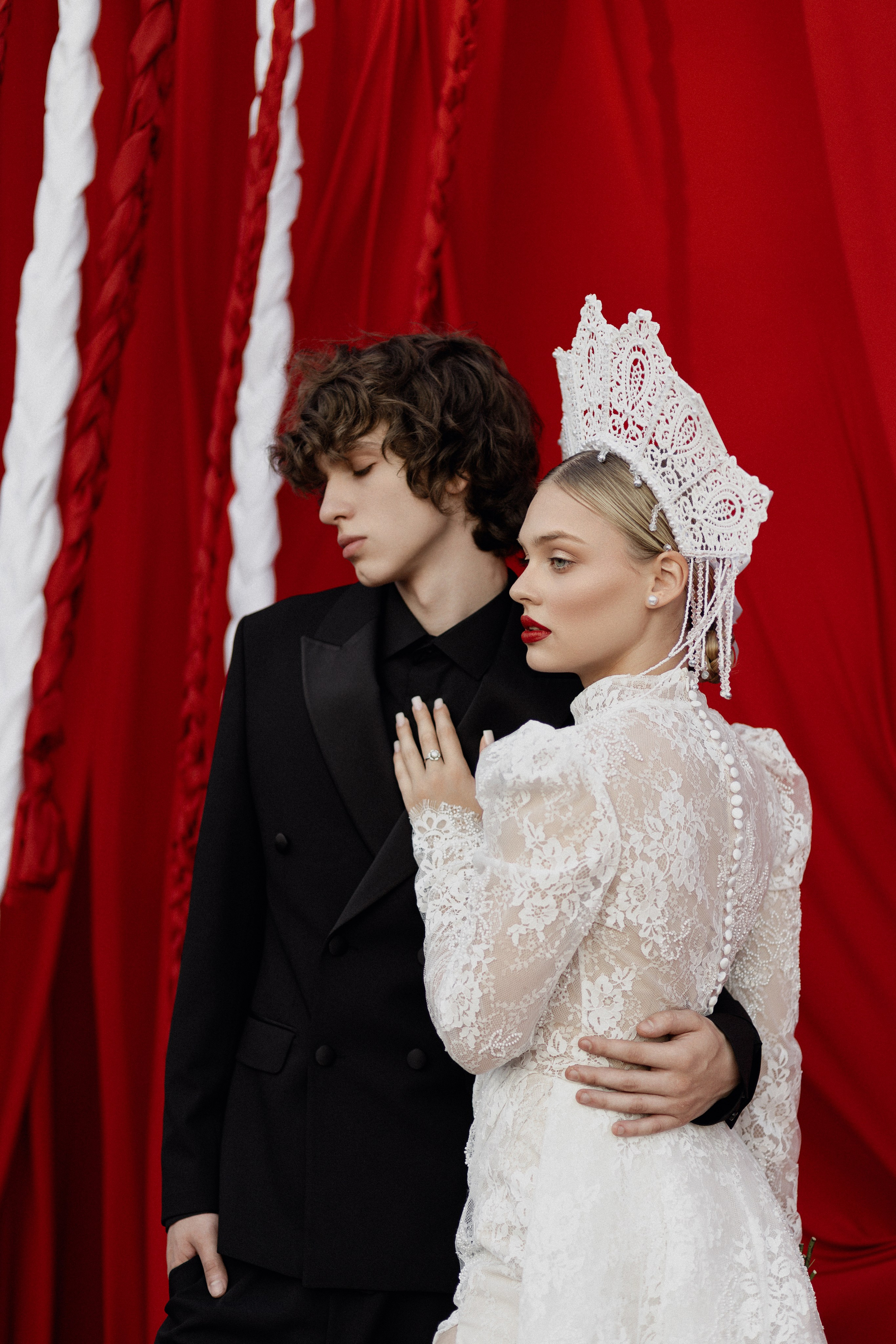 Свадебная фотосессия под ключ. Трогательные фото молодоженов, гостей, декора. Естественная съемка на природе, в зале, в городе. Услуги фотографа для уютных, стильных и эмоциональных свадеб.