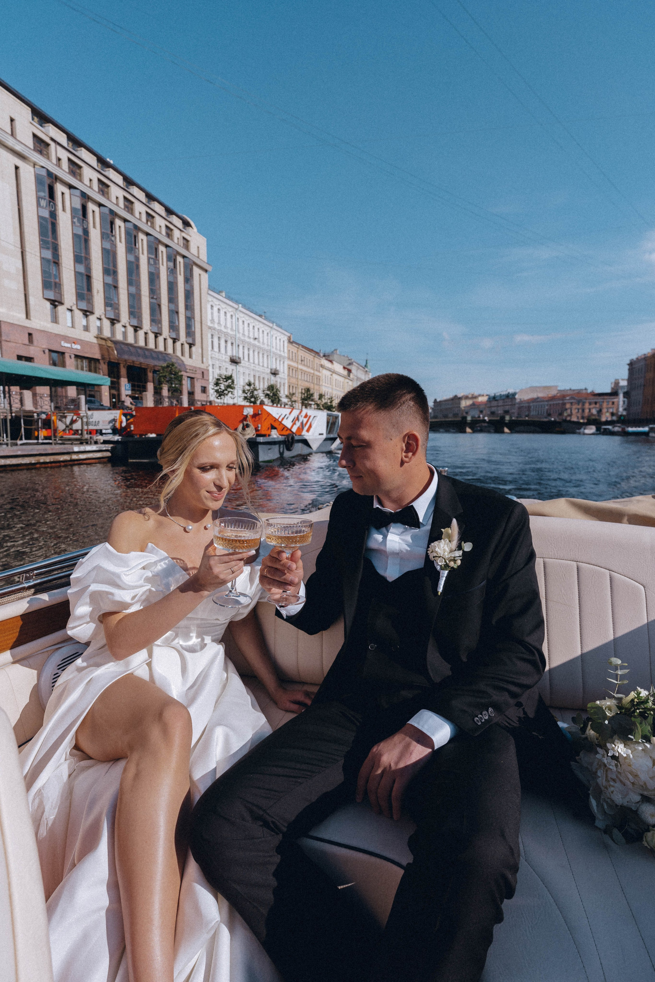 СВАДЕНБНАЯ СЬЕМКА НА КАТЕРЕ ПО КАНАЛАМ САНКТ-ПЕТЕРБУРГА И В АКВАТОРИИ НЕВЫ. Профессиональный фотограф, Санкт-Петербург — Виктория Богомолова
