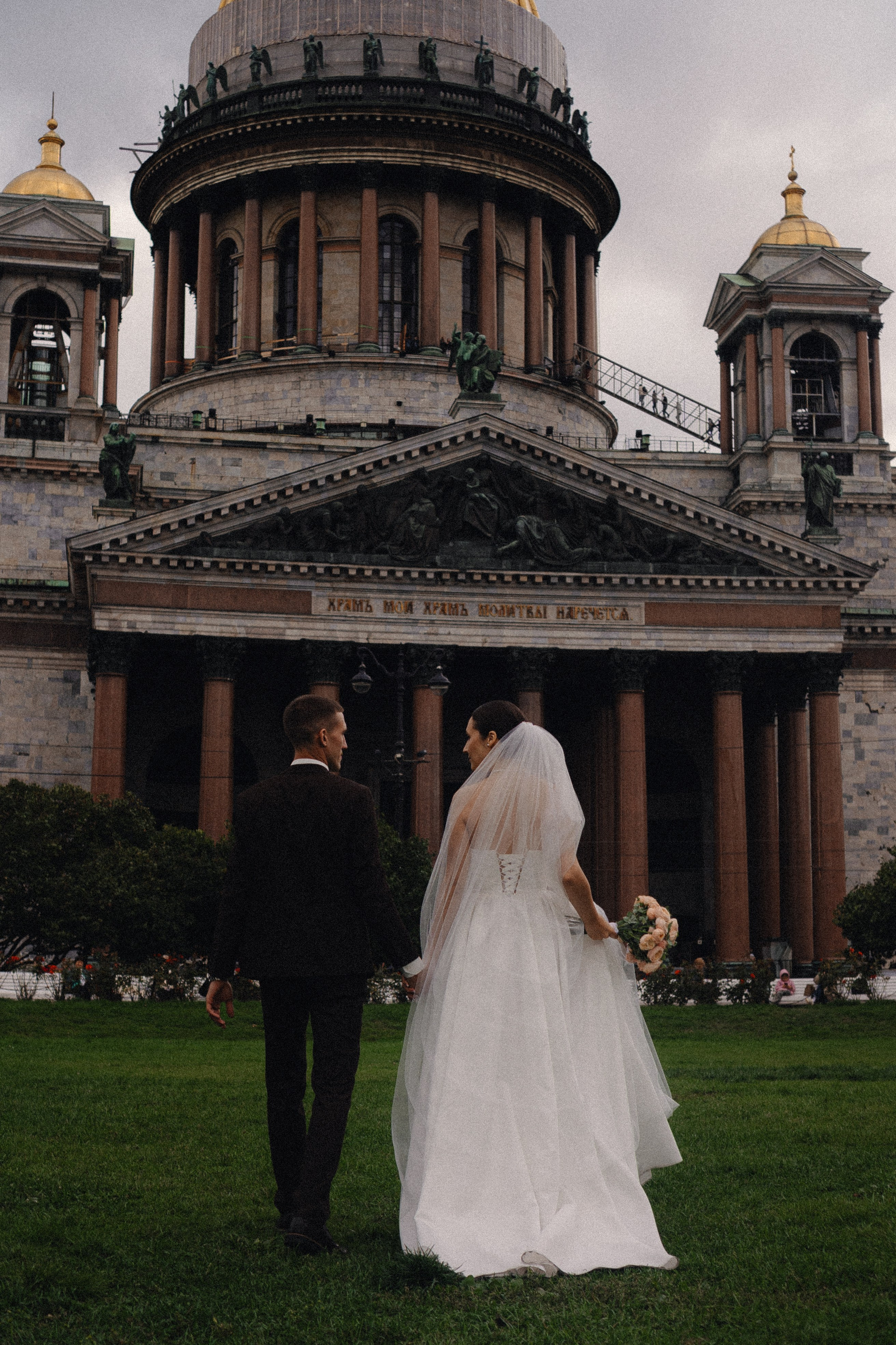 СВАДЕБНАЯ ПРОГУЛКА В САНТК-ПЕТЕРБУРГЕ (ИСАКИЕВСКИЙ СОБОР, ЗИМНЯЯ КАНАВКА, ЭРМИТАЖ И БОЛЬШАЯ МОРСКАЯ УЛИЦА). Профессиональный фотограф, Санкт-Петербург — Виктория Богомолова