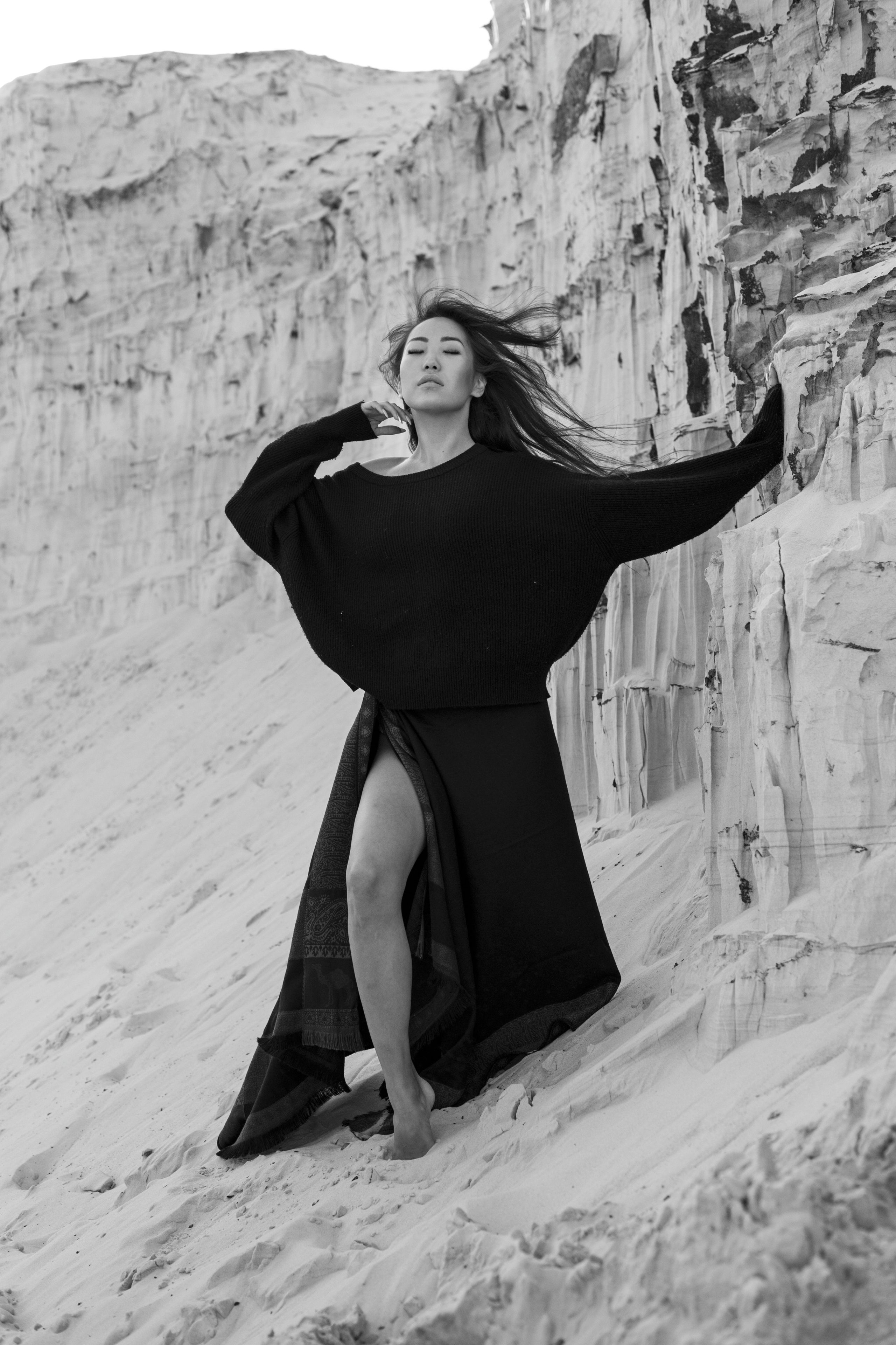 Женщина в песках. Портретная фотосъёмка, репортажная, контент для вашего бизнеса