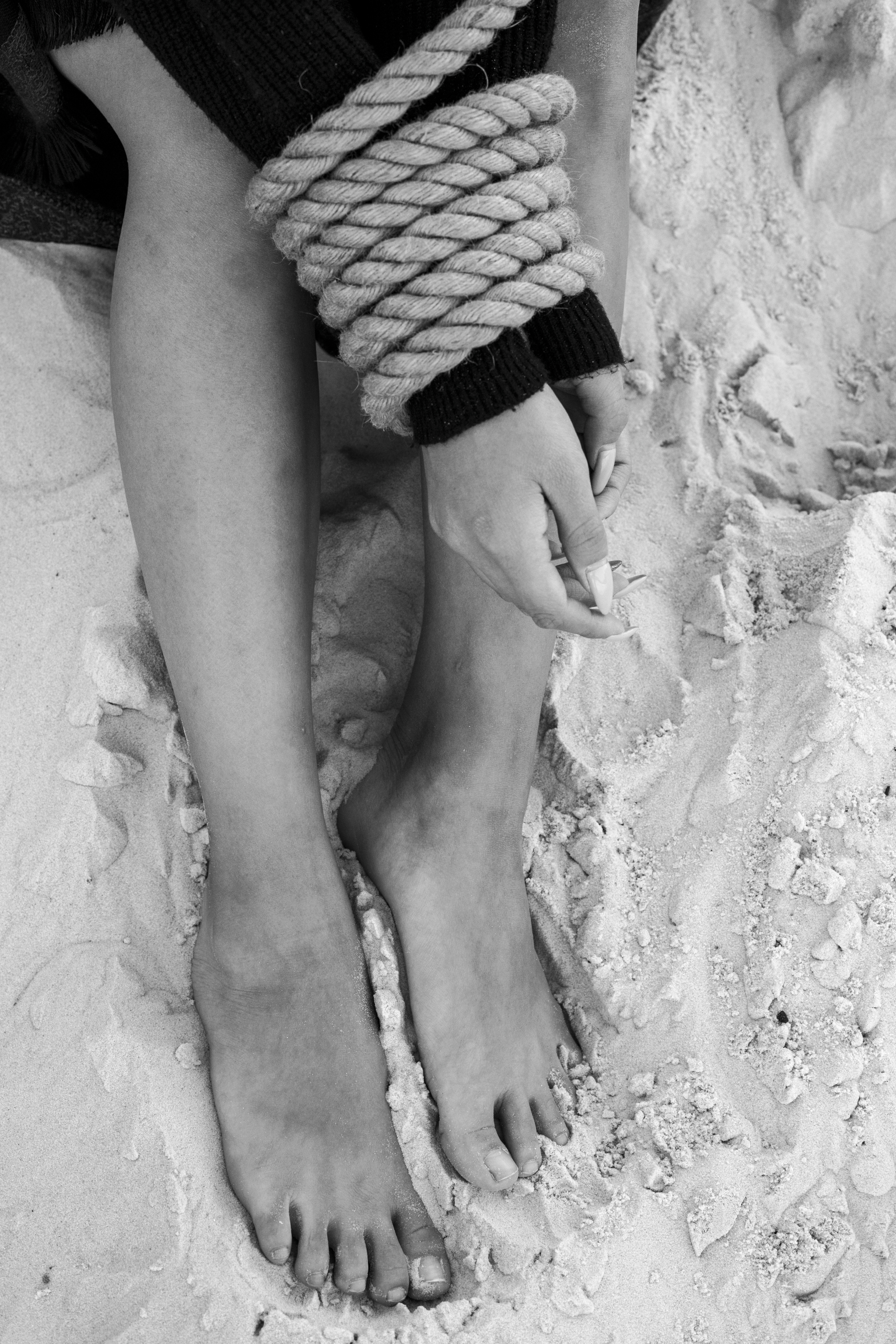 Женщина в песках. Портретная фотосъёмка, репортажная, контент для вашего бизнеса