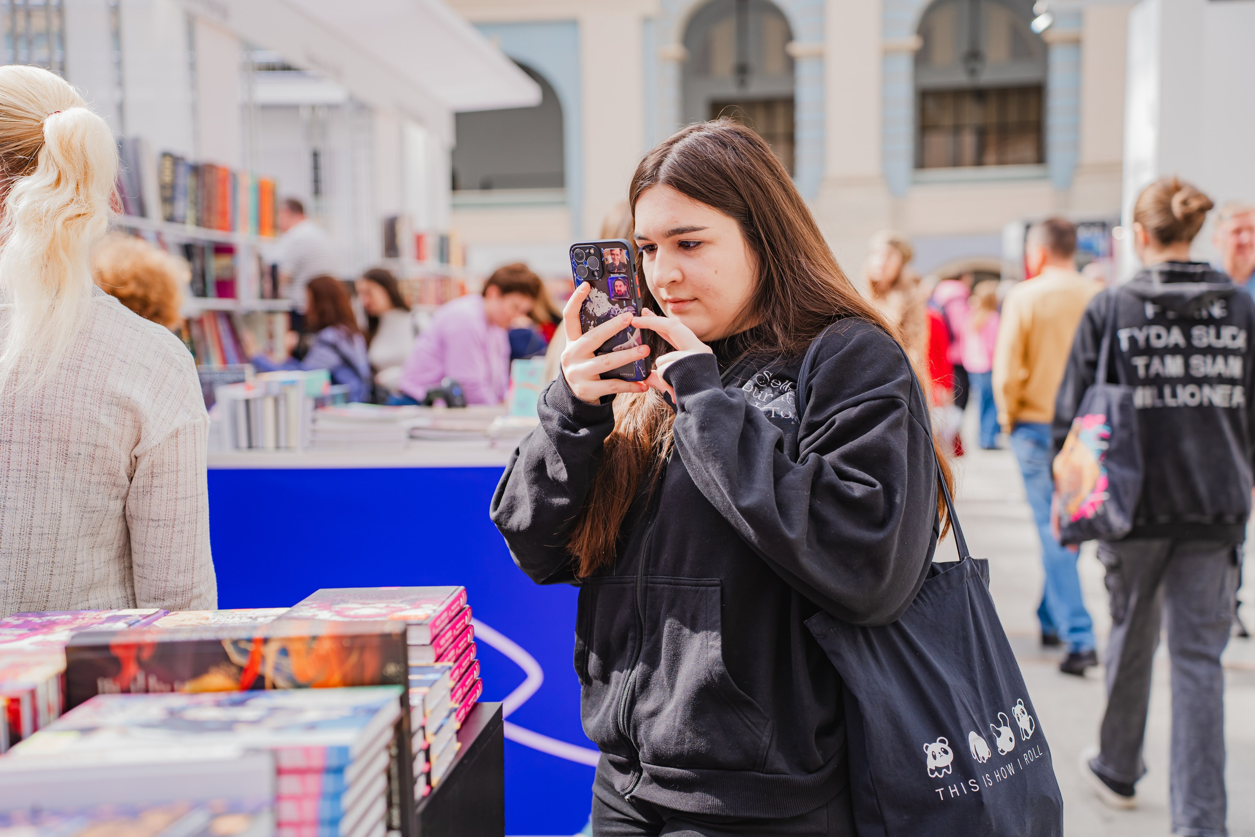 МИФ Non/fictio№ 2025 стенды. Репортажный фотограф Анастасия Рубцова