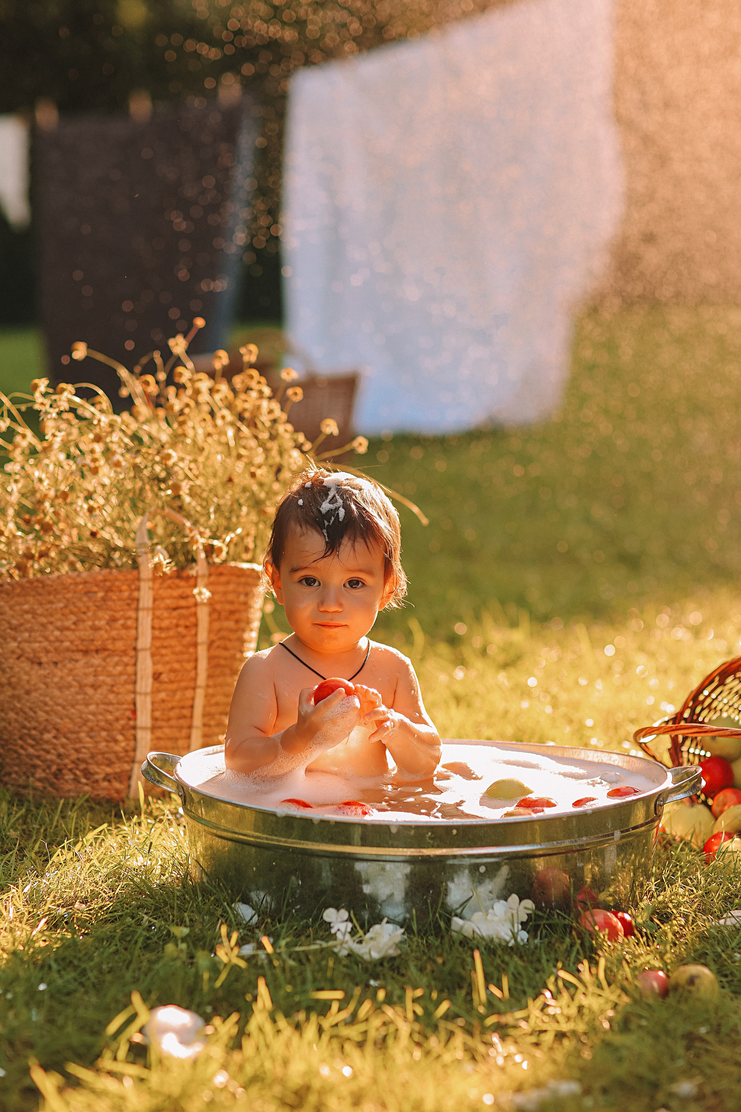 Стирка у дома. Семейный фотограф Тюмень, фотограф на роды Салмина Мария