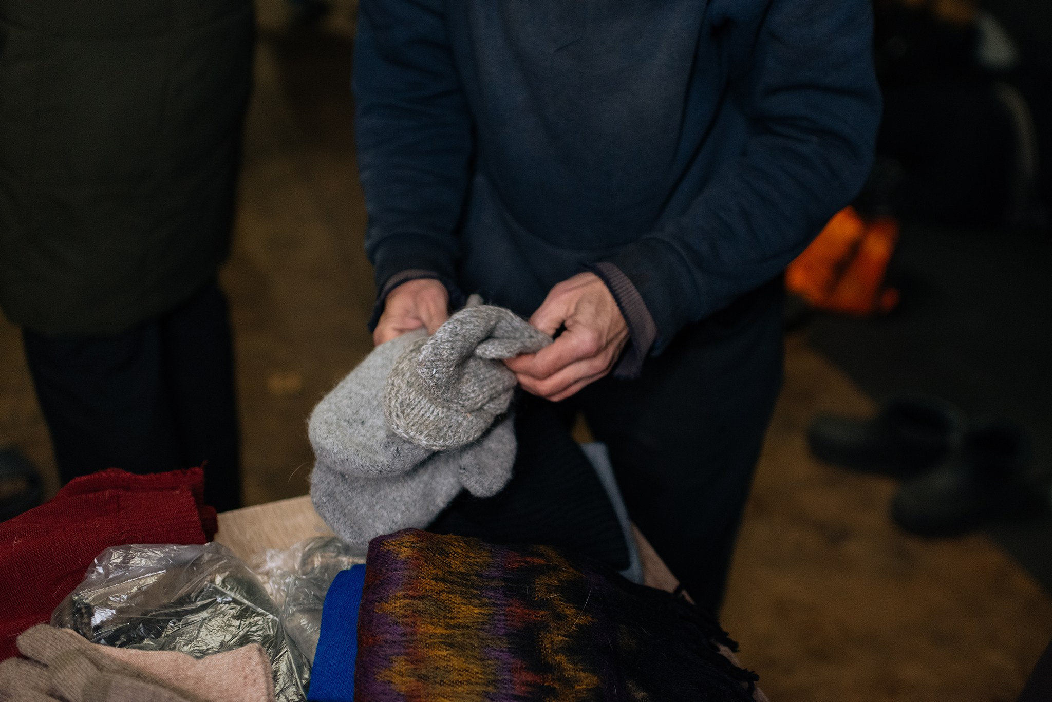 Выдача подарков в Пункте обогрева и Ночном приюте. Репортажный фотограф в Санкт-Петербурге Анастасия Клёпова