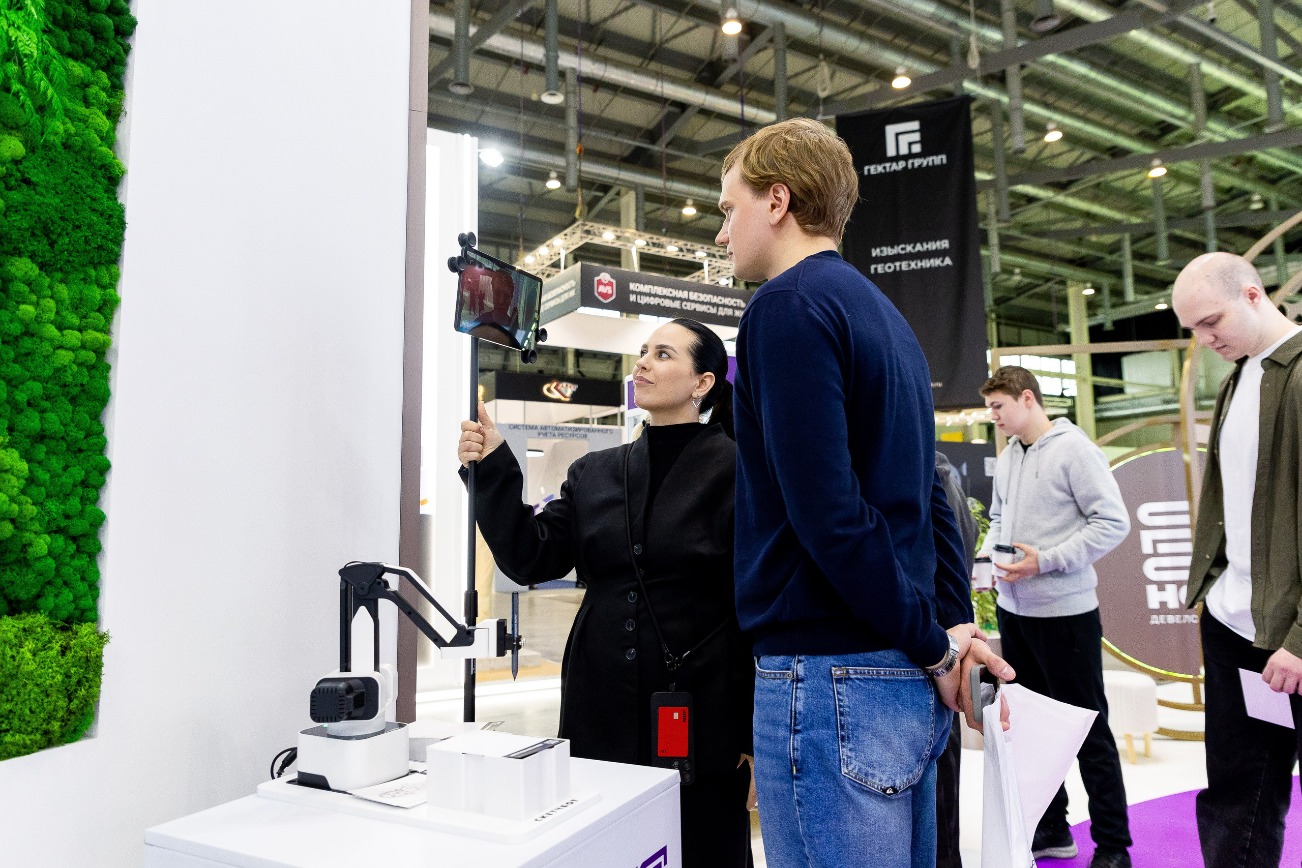 100+ (разные стенды). Фотограф Родион Нарудинов