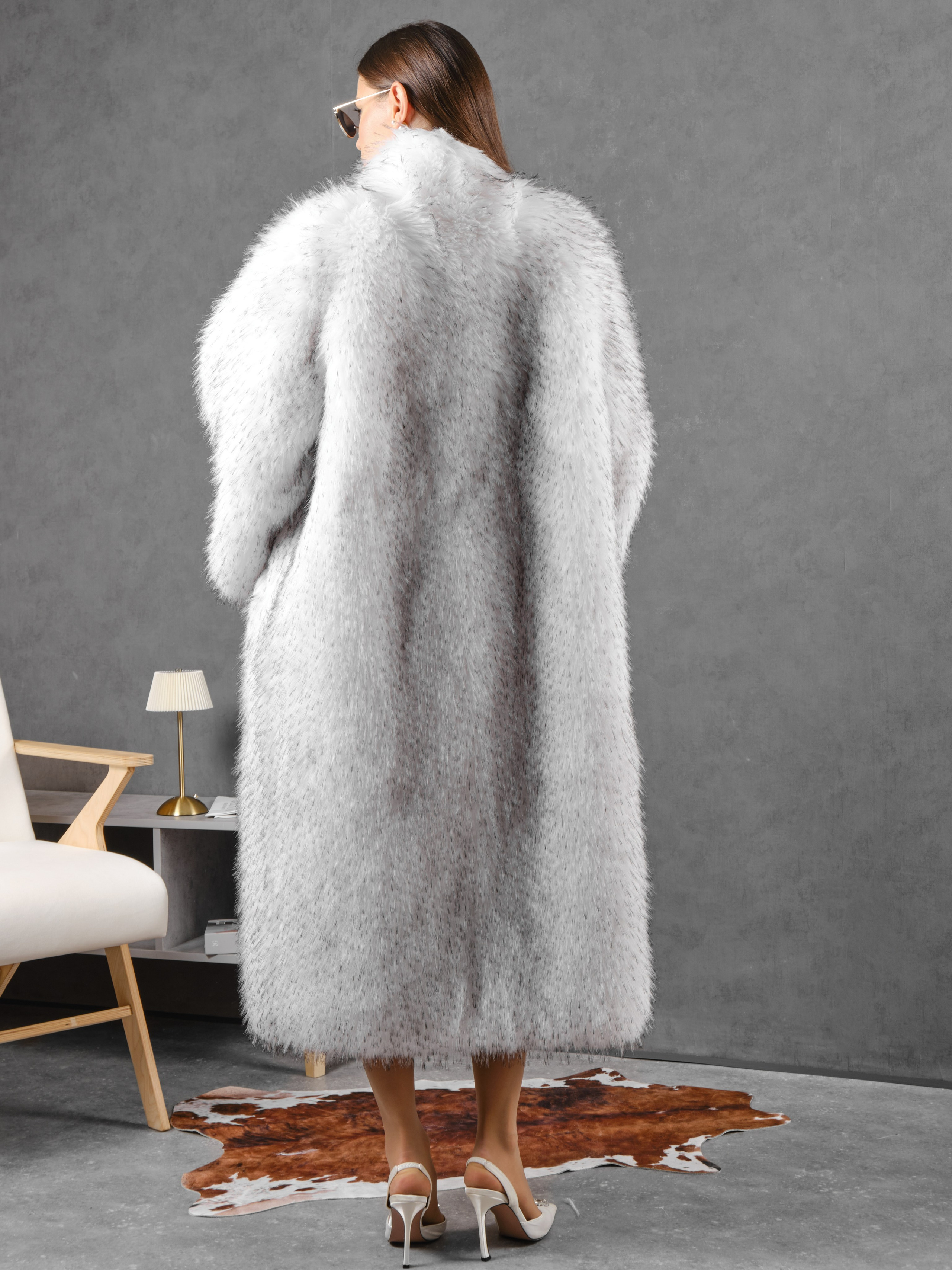 Шубы на сером фоне. Фотостудия для Wildberries Ozon