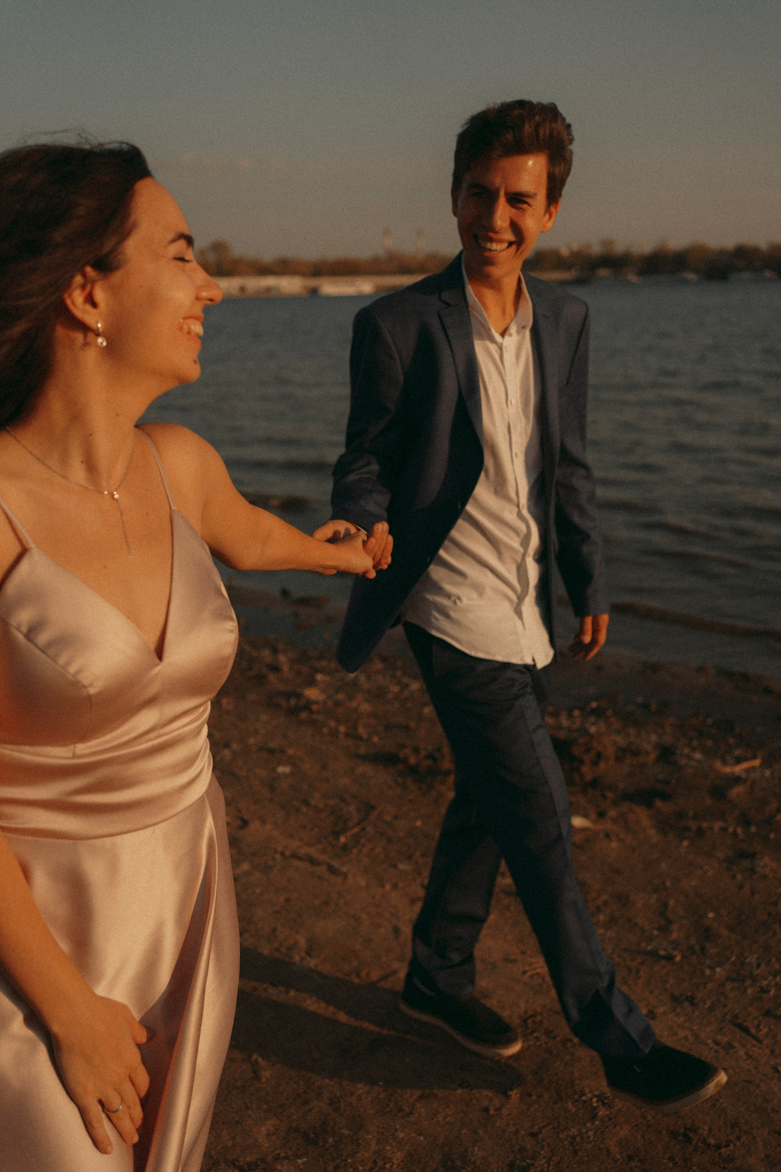 Love Story в свадебных нарядах на берегу реки. Портретный фотограф в Казани, Красной Поляне и Сочи Анна Кузнецова