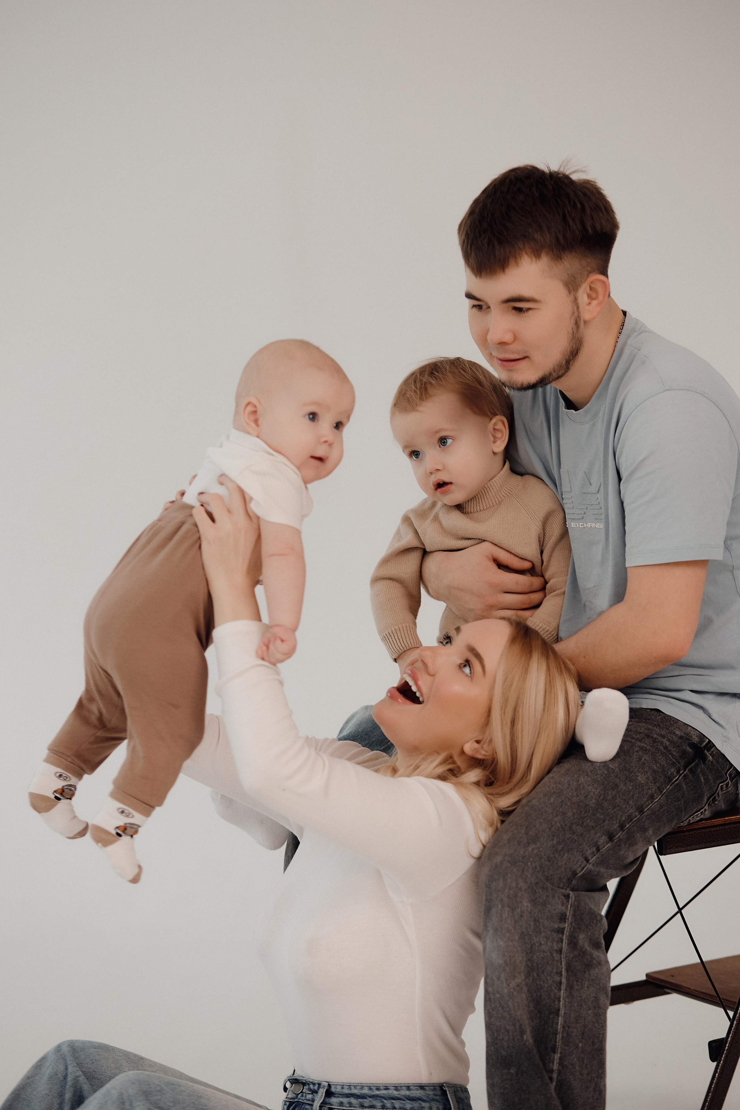 Кирилл, Ксения, Степан и Макарик. Свадебный фотограф Чайковский