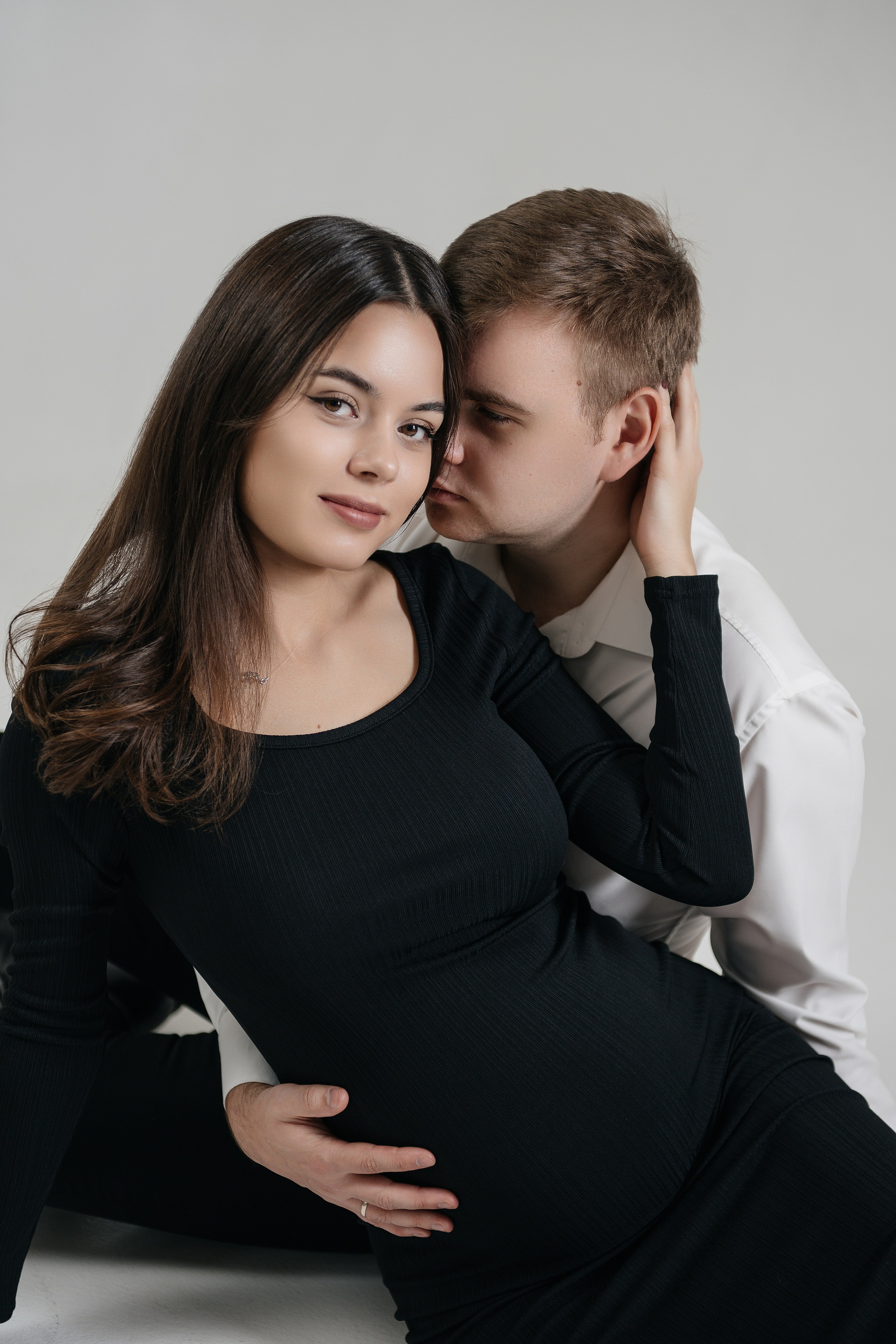 фотосессия беременности в фотостудии на белом фоне циклораме