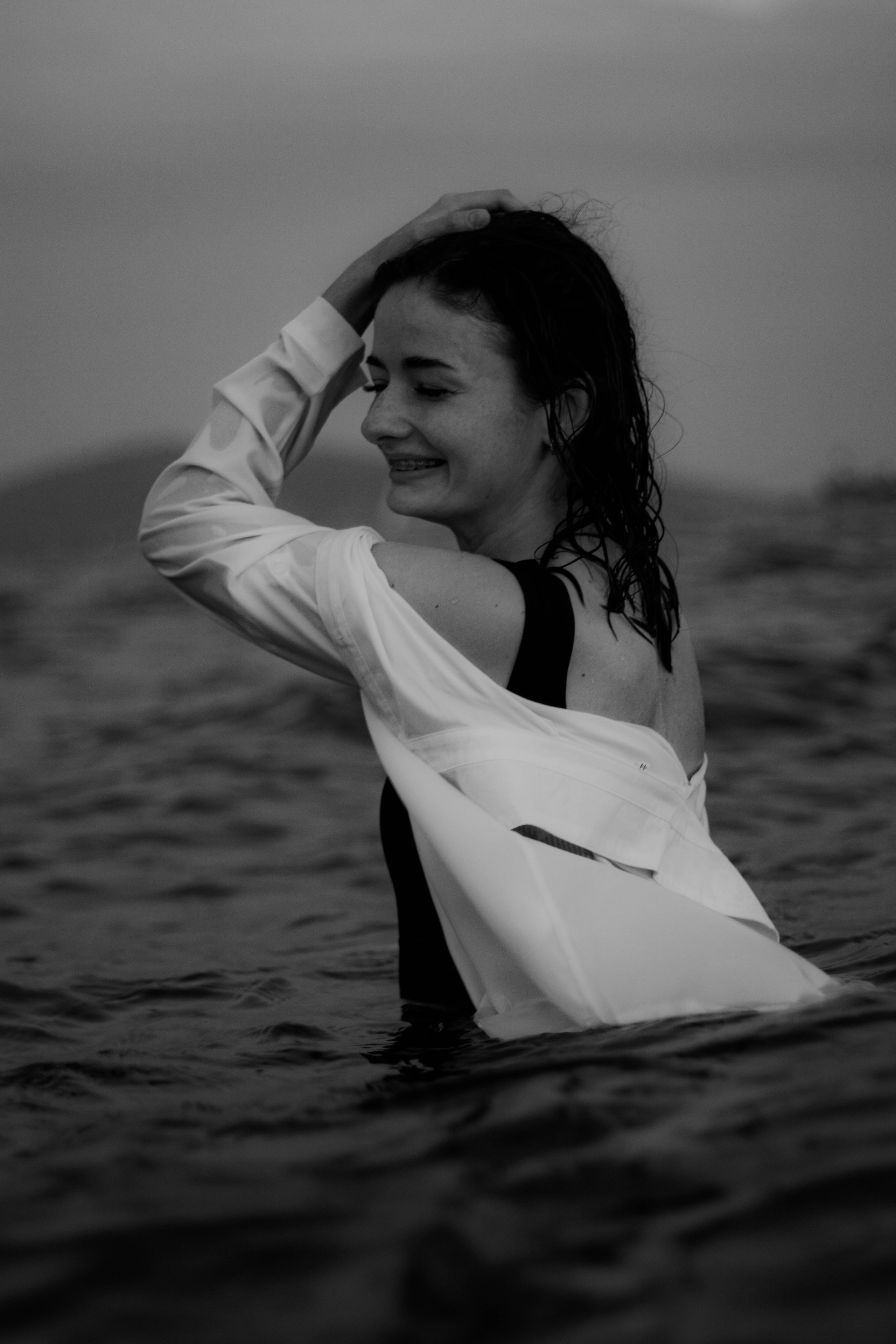 «Невесомость волн: девушка и море». Уличный фотограф Города N