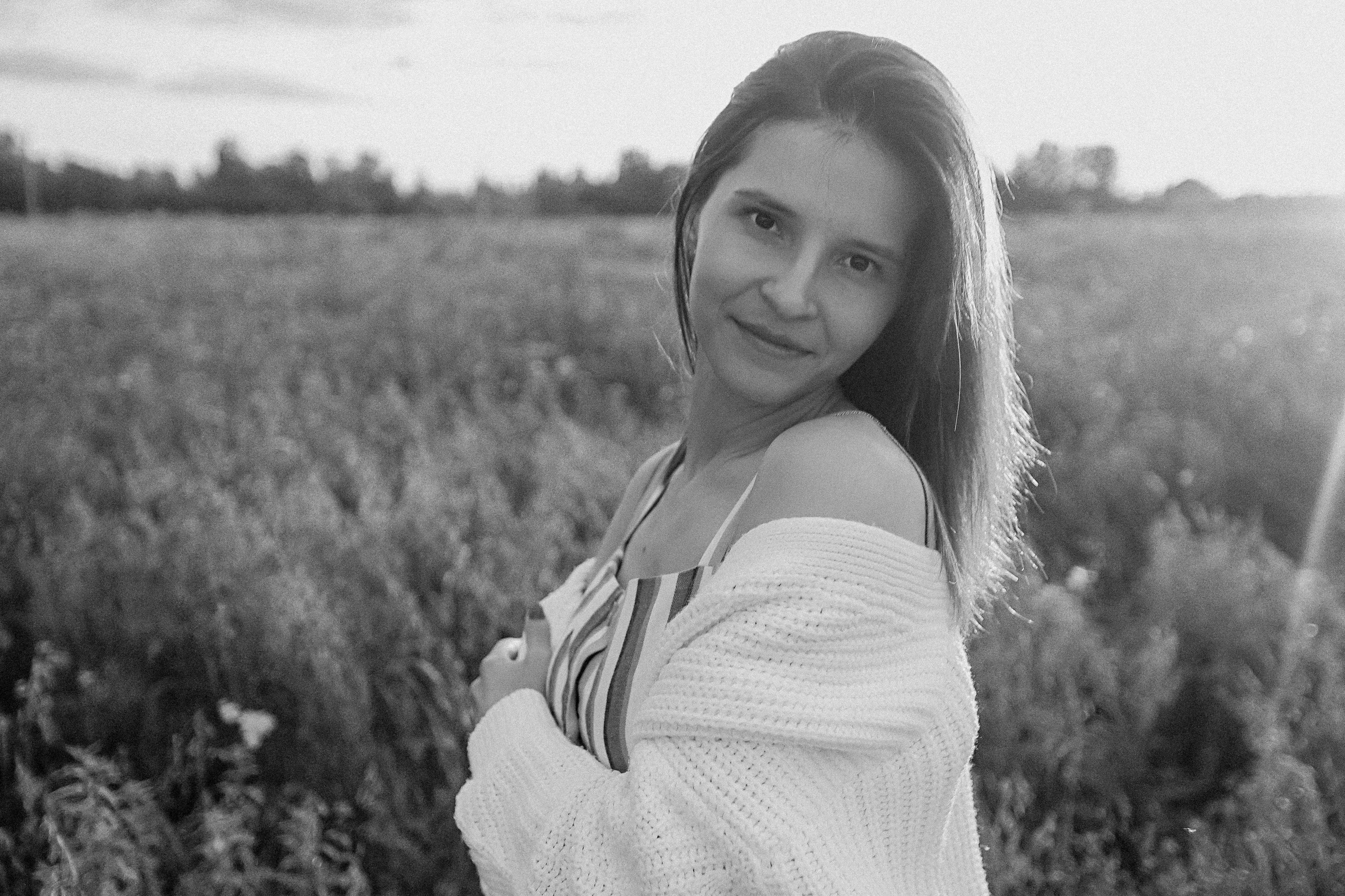 Поле love story на закате. Семейный фотограф Тюмень, фотограф на роды Салмина Мария