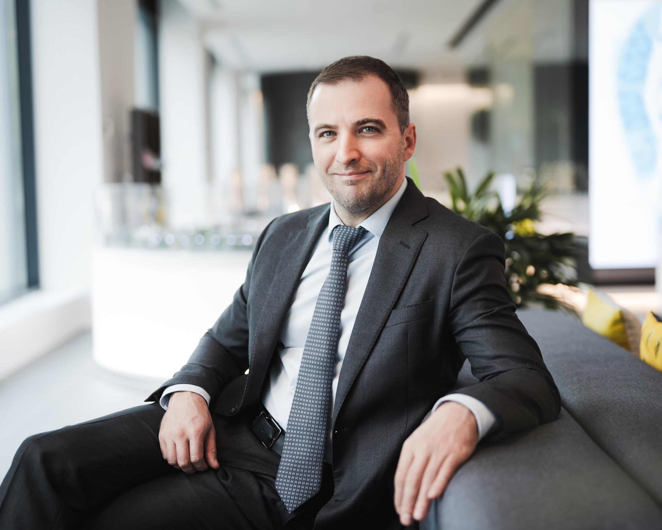 Алекасндр Посейленов в портретной фотоссессии топ менеджмента компании Ingrad 2022. Фотограф Стоян Васев