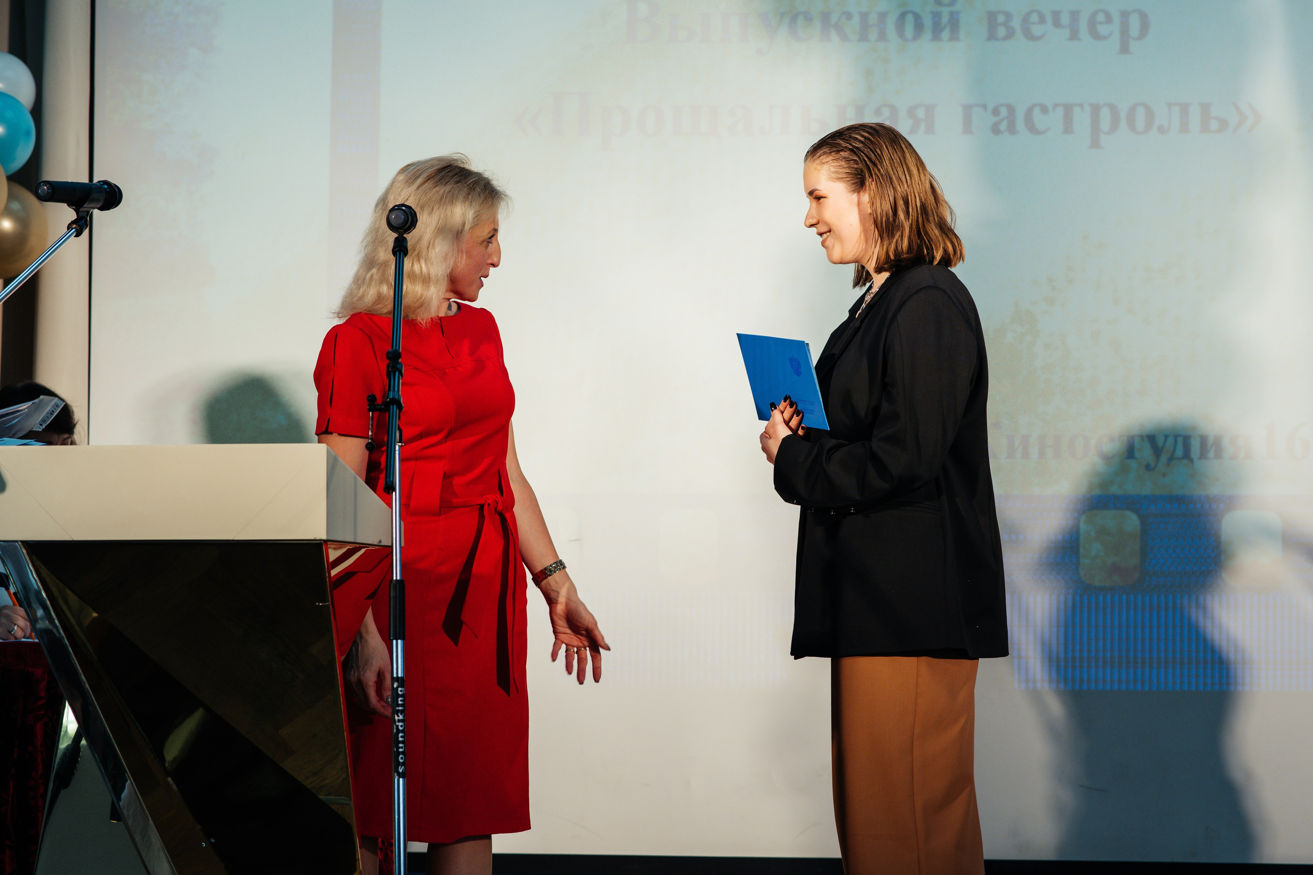 Вручение аттестатов. Выпускные альбомы в Подольске Москве и МО