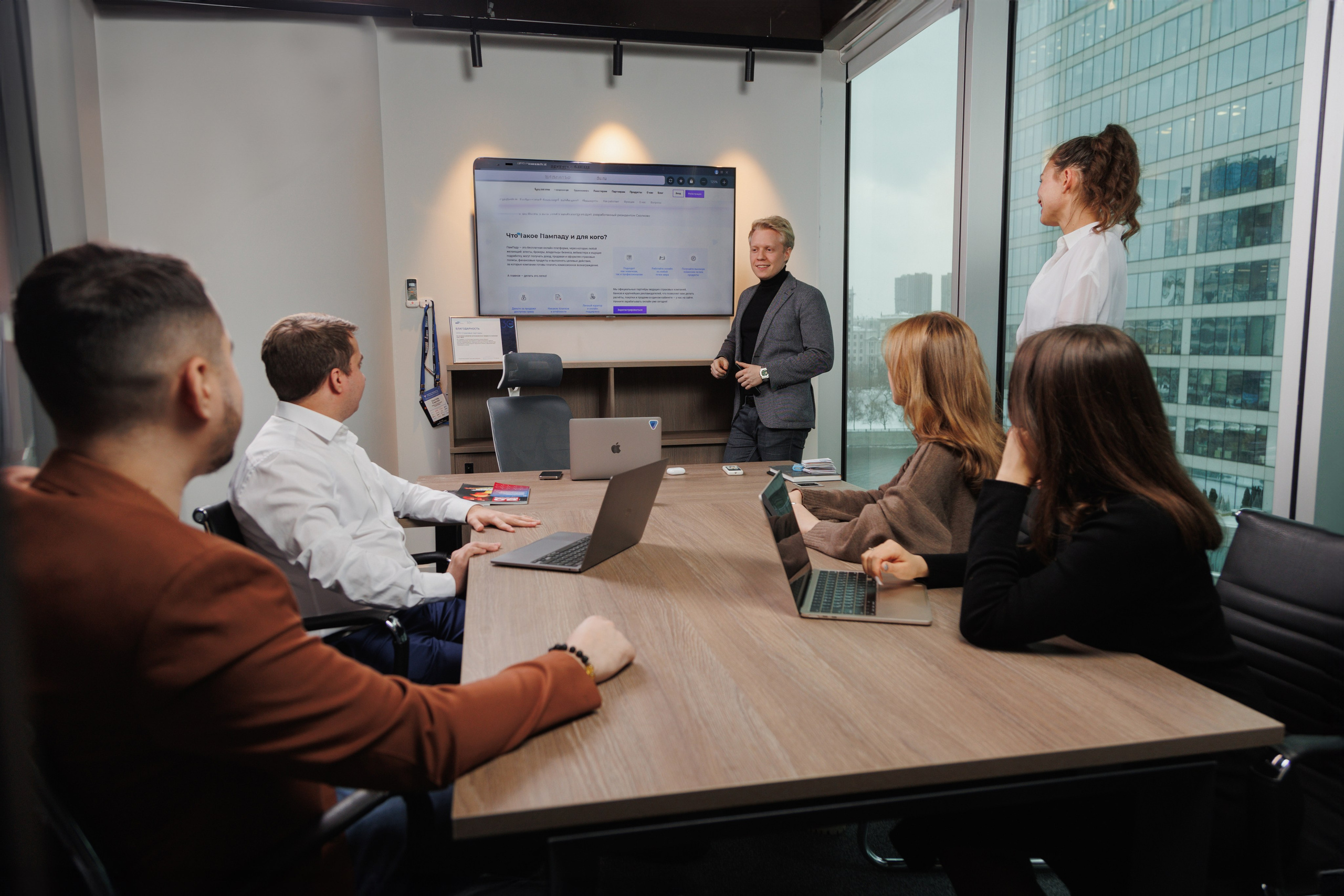 Совещание команды разработчиков в современном офисе IT-компании. Фотограф Василий Жуков, Москва.