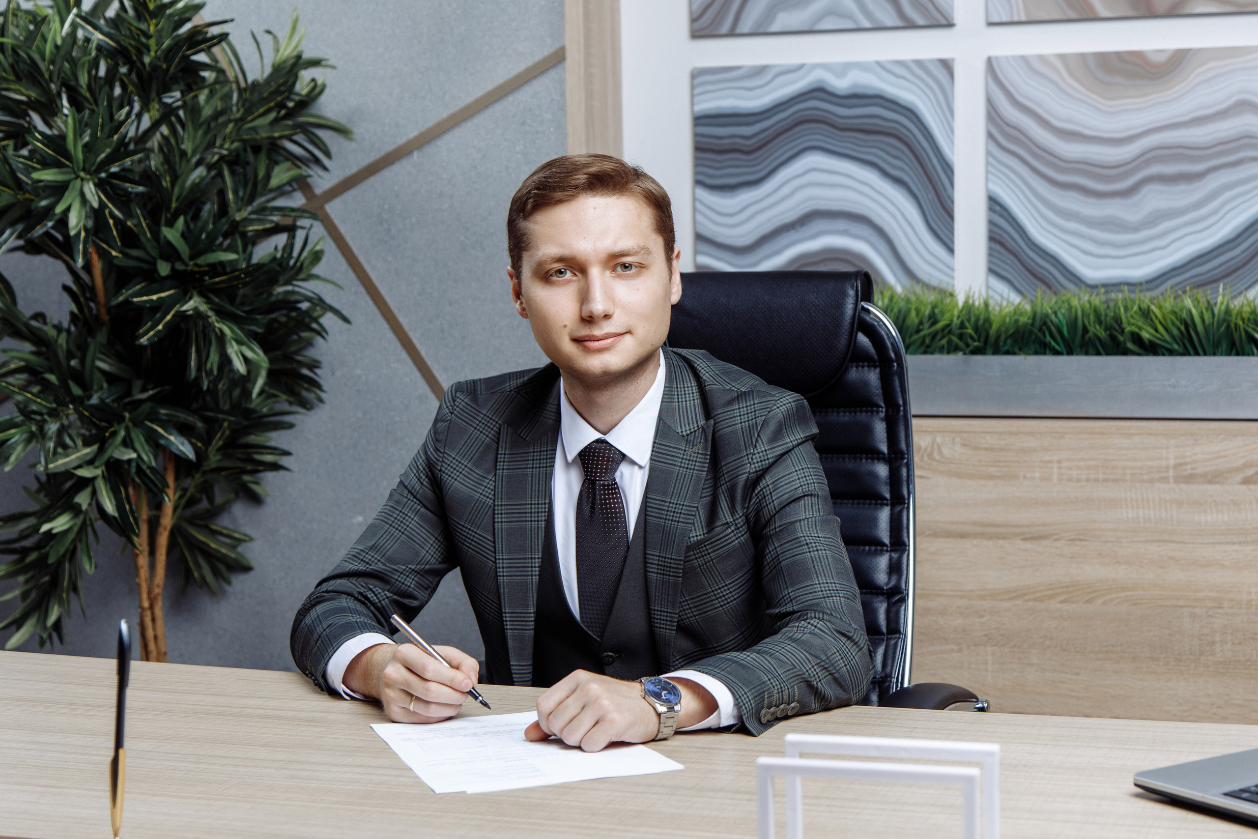 Кадр рабочего процесса: портрет мужчины, погруженного в работу за столом.