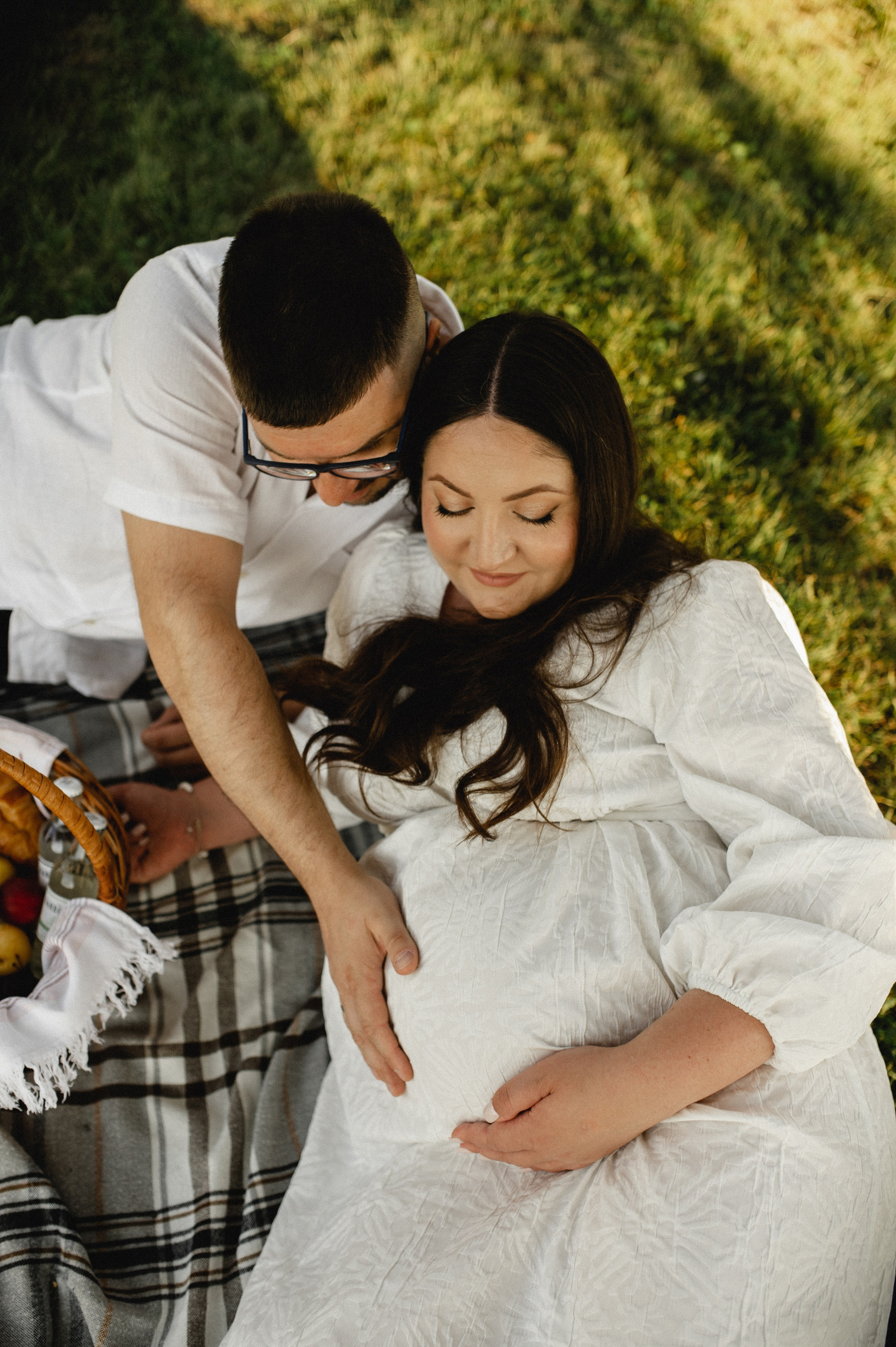 Фотосессия беременности на природе в парке Москвы. Семейная фотосессия Бутово Москва фотограф Алина Морщагина