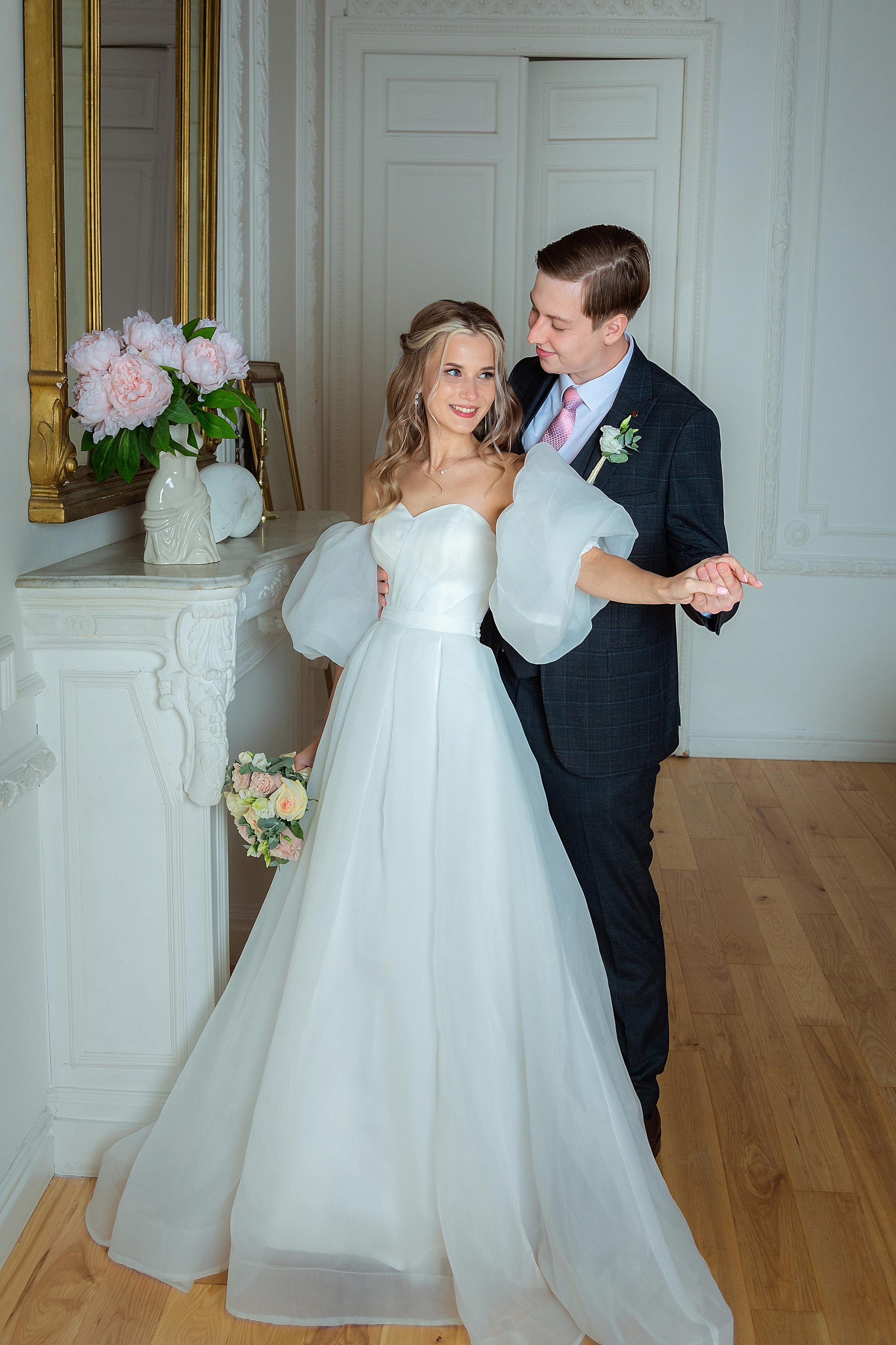 Анна и Леонид: Второй Дворец, фотостудия и прогулка. Душевный фотограф в Санкт-Петербурге. Свадебные и семейные фотосессии