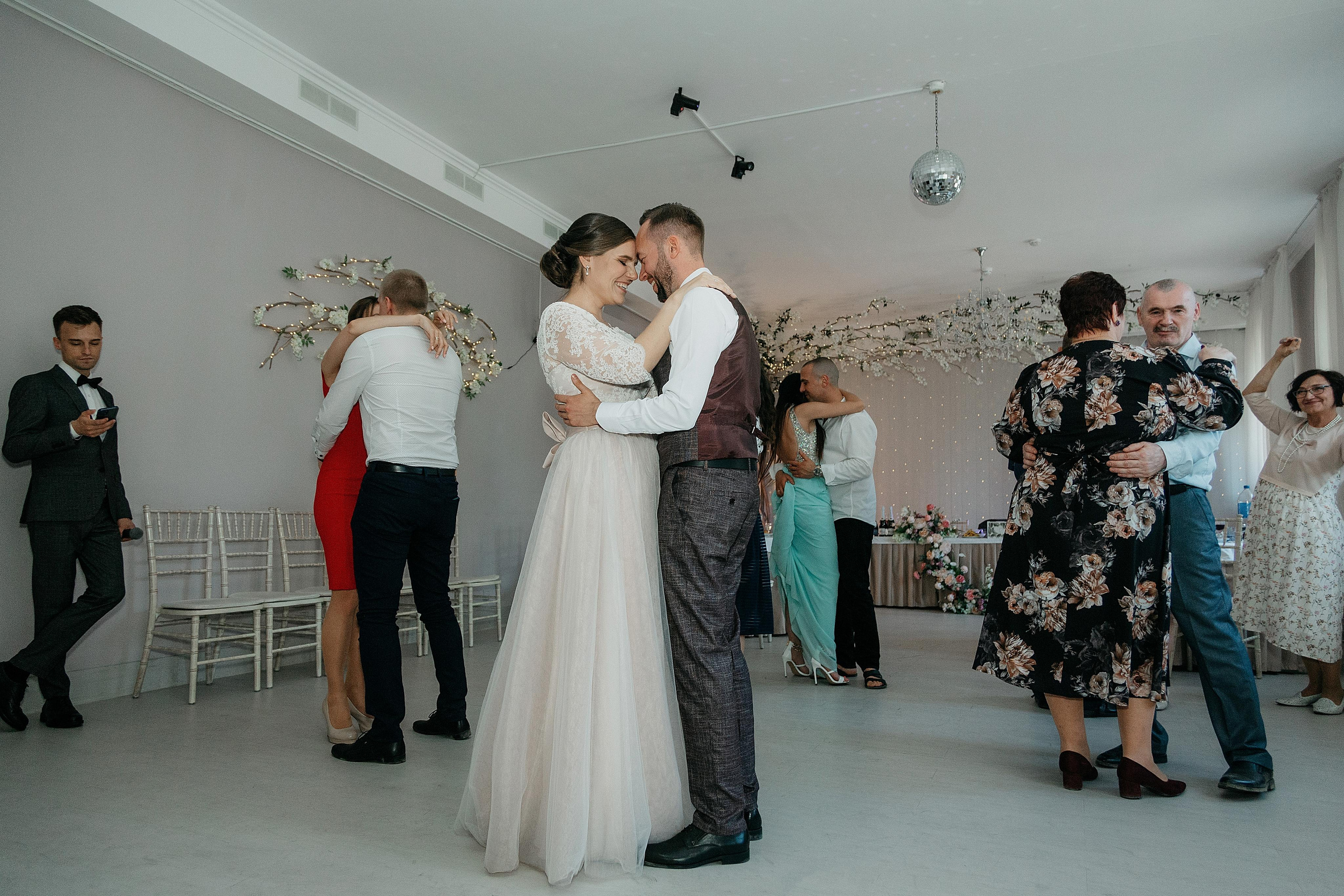 Лидия и Игорь: сборы невесты, Второй Дворец, Исаакиевская площадь, банкет. Душевный фотограф в Санкт-Петербурге. Свадебные и семейные фотосессии