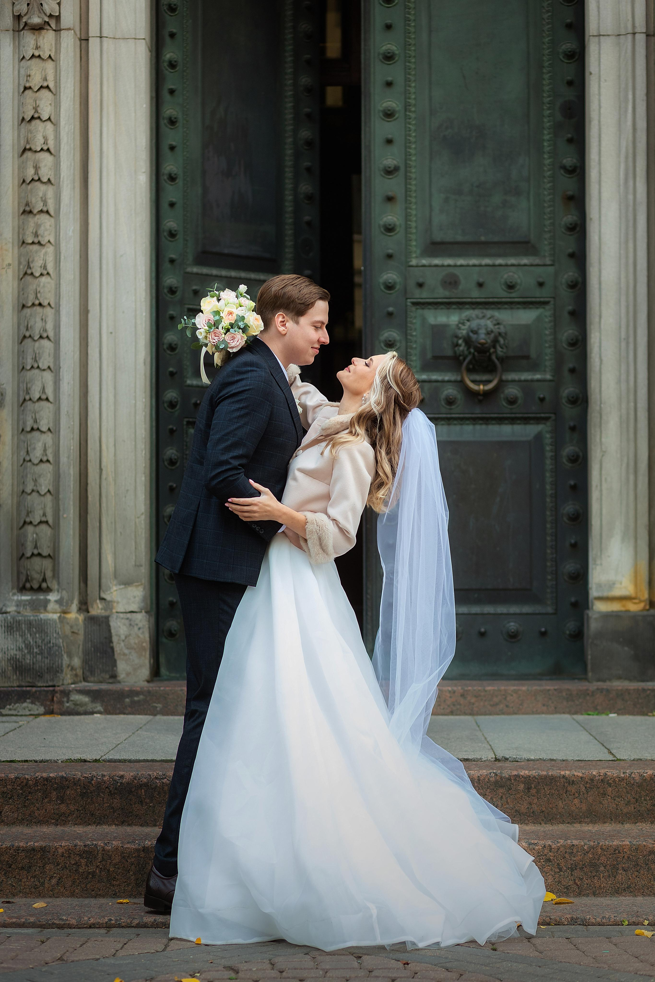 Анна и Леонид: Второй Дворец, фотостудия и прогулка. Душевный фотограф в Санкт-Петербурге. Свадебные и семейные фотосессии