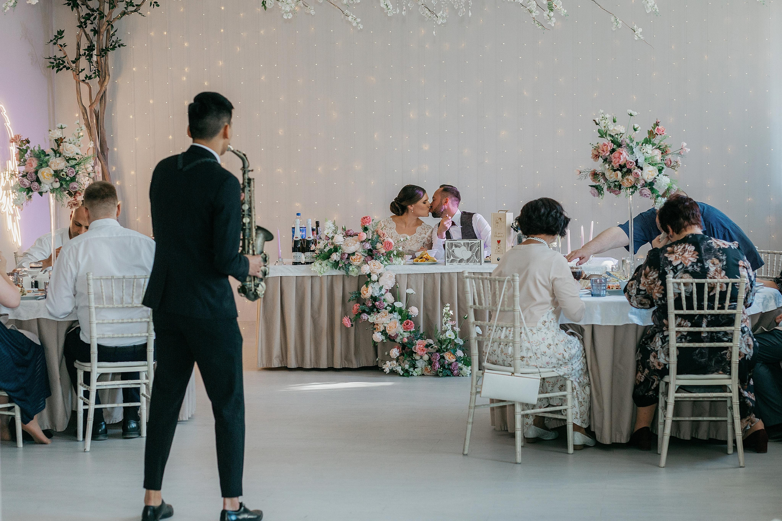 Лидия и Игорь: сборы невесты, Второй Дворец, Исаакиевская площадь, банкет. Душевный фотограф в Санкт-Петербурге. Свадебные и семейные фотосессии