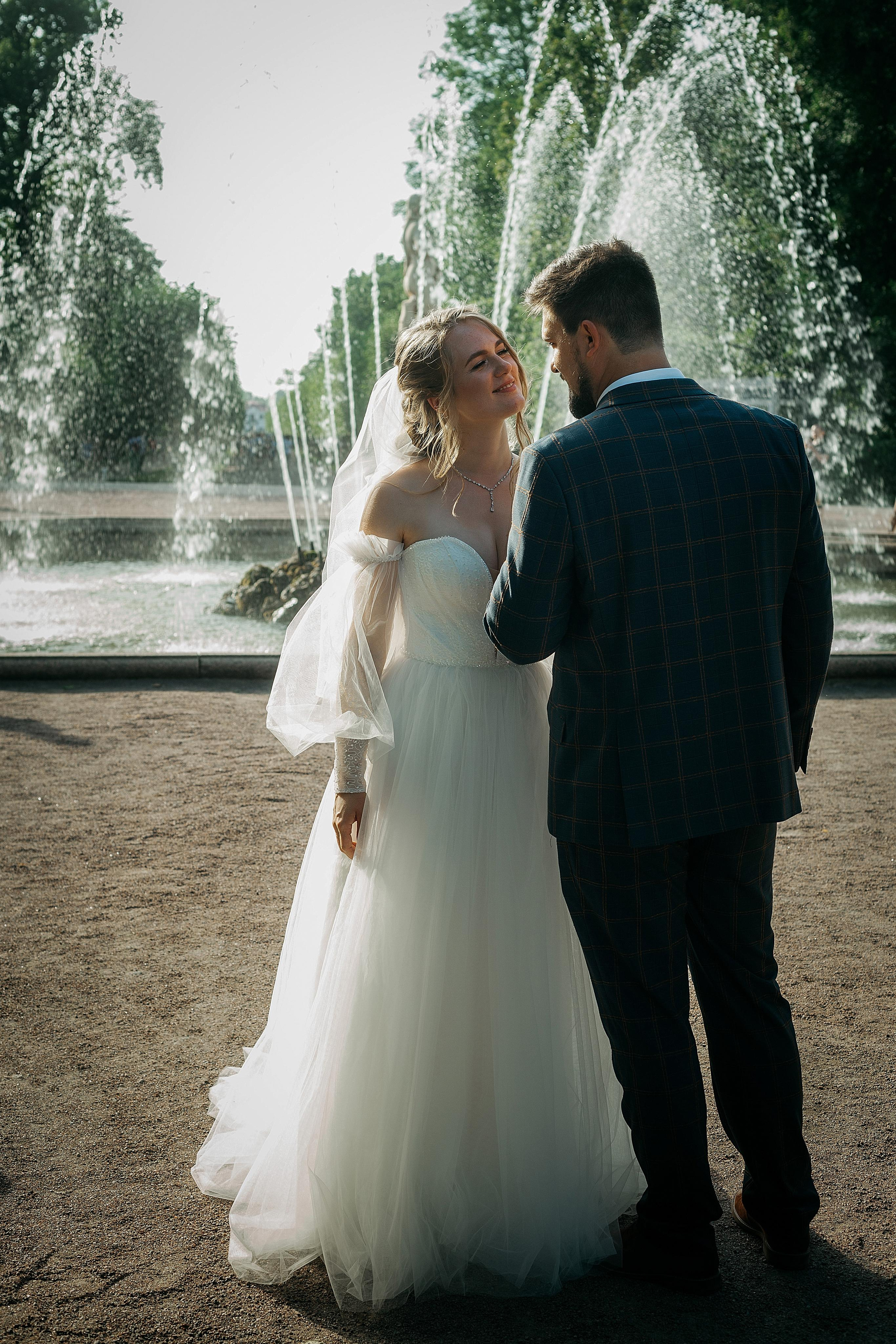 Кристина и Андрей: Апартаменты, загс Кировского р-на и Петергоф. Душевный фотограф в Санкт-Петербурге. Свадебные и семейные фотосессии