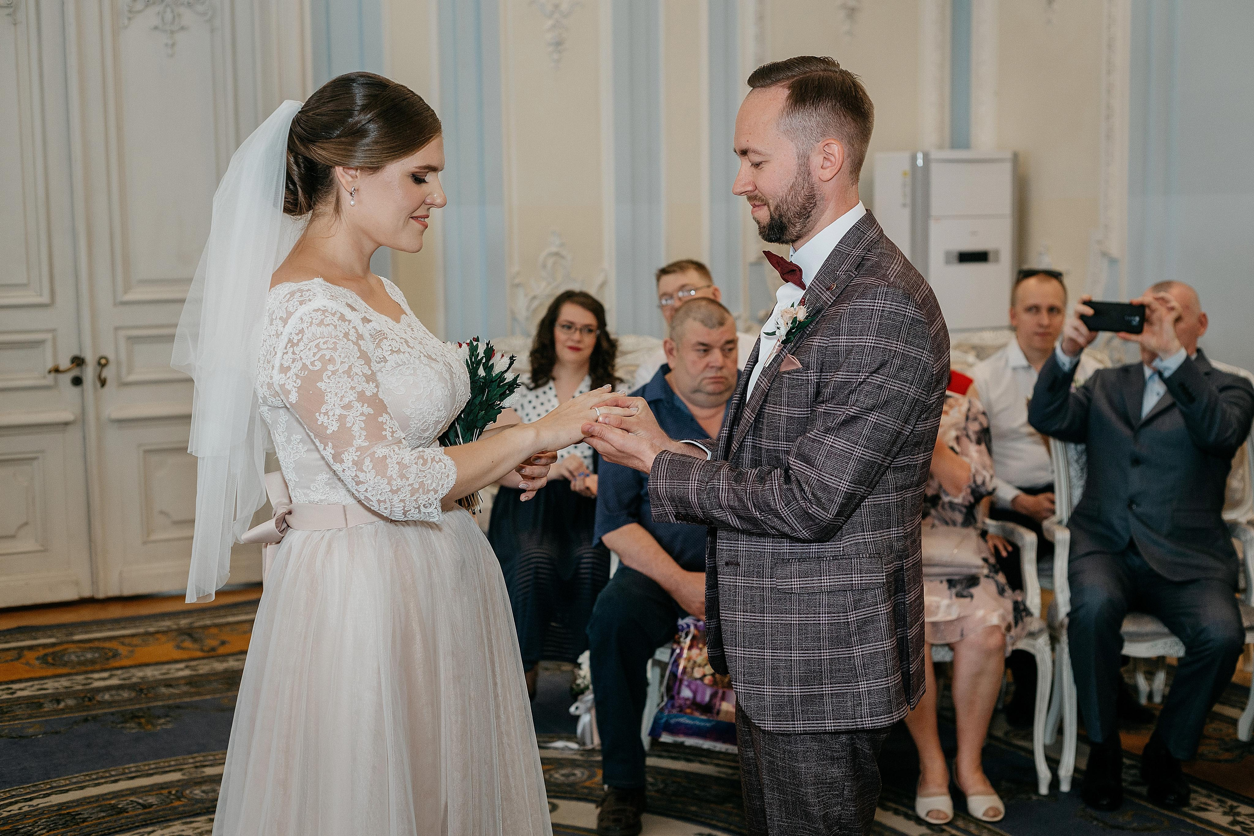 Лидия и Игорь: сборы невесты, Второй Дворец, Исаакиевская площадь, банкет. Душевный фотограф в Санкт-Петербурге. Свадебные и семейные фотосессии