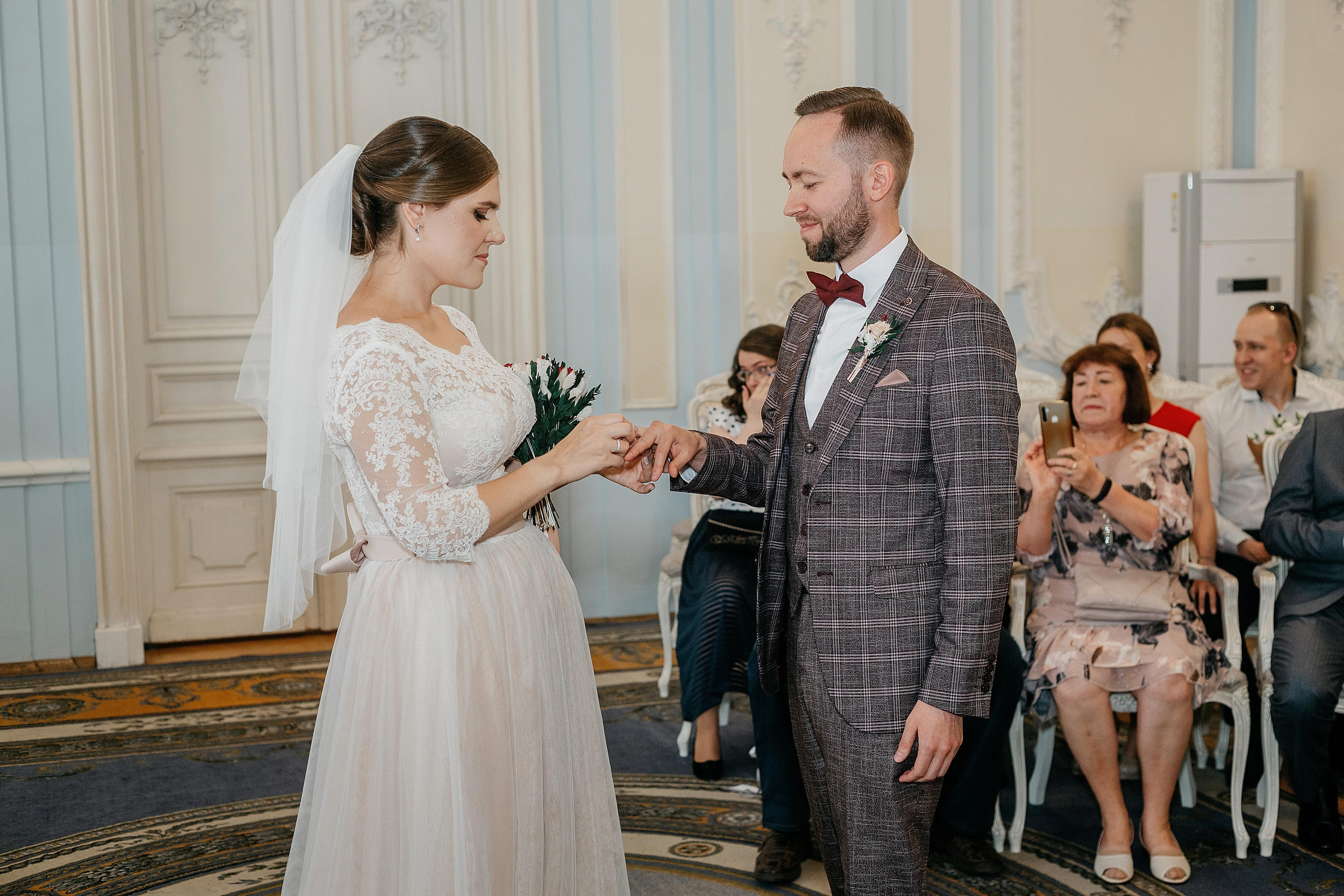 Лидия и Игорь: сборы невесты, Второй Дворец, Исаакиевская площадь, банкет. Душевный фотограф в Санкт-Петербурге. Свадебные и семейные фотосессии