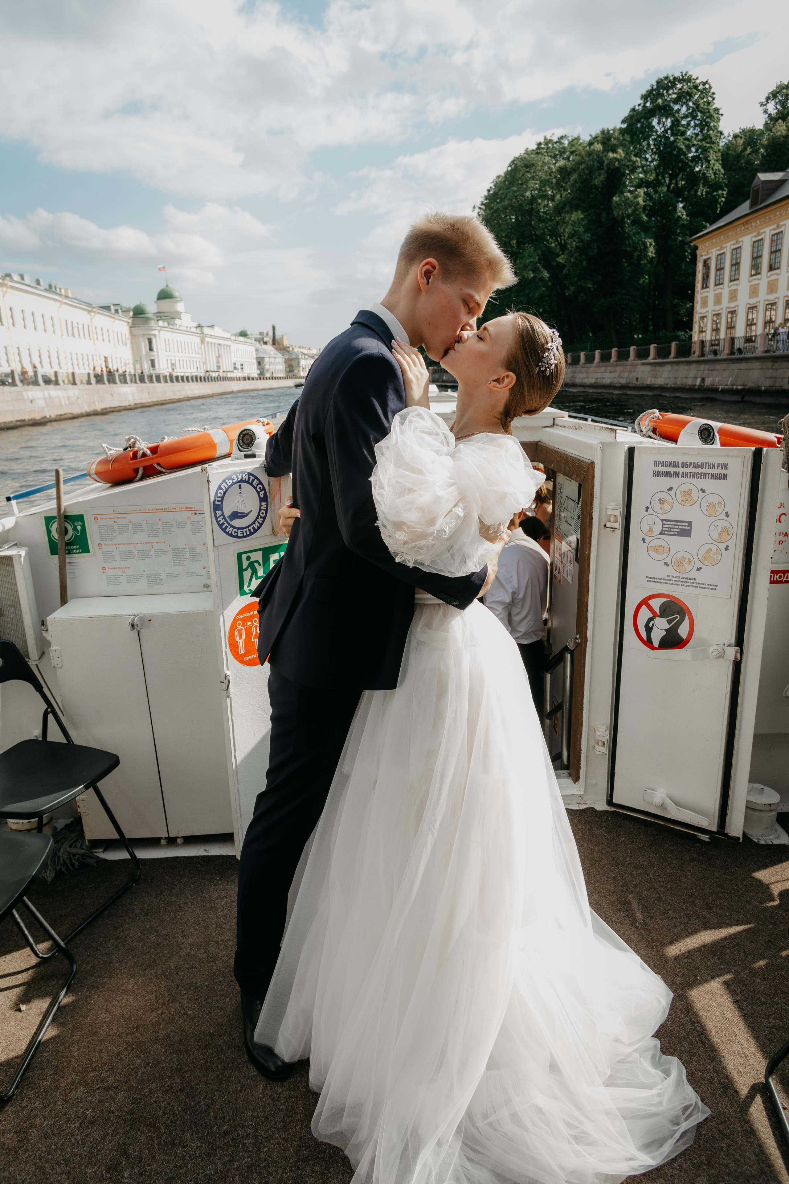 Ульяна и Александр: Первый Дворец, теплоход и банкет. Душевный фотограф в Санкт-Петербурге. Свадебные и семейные фотосессии