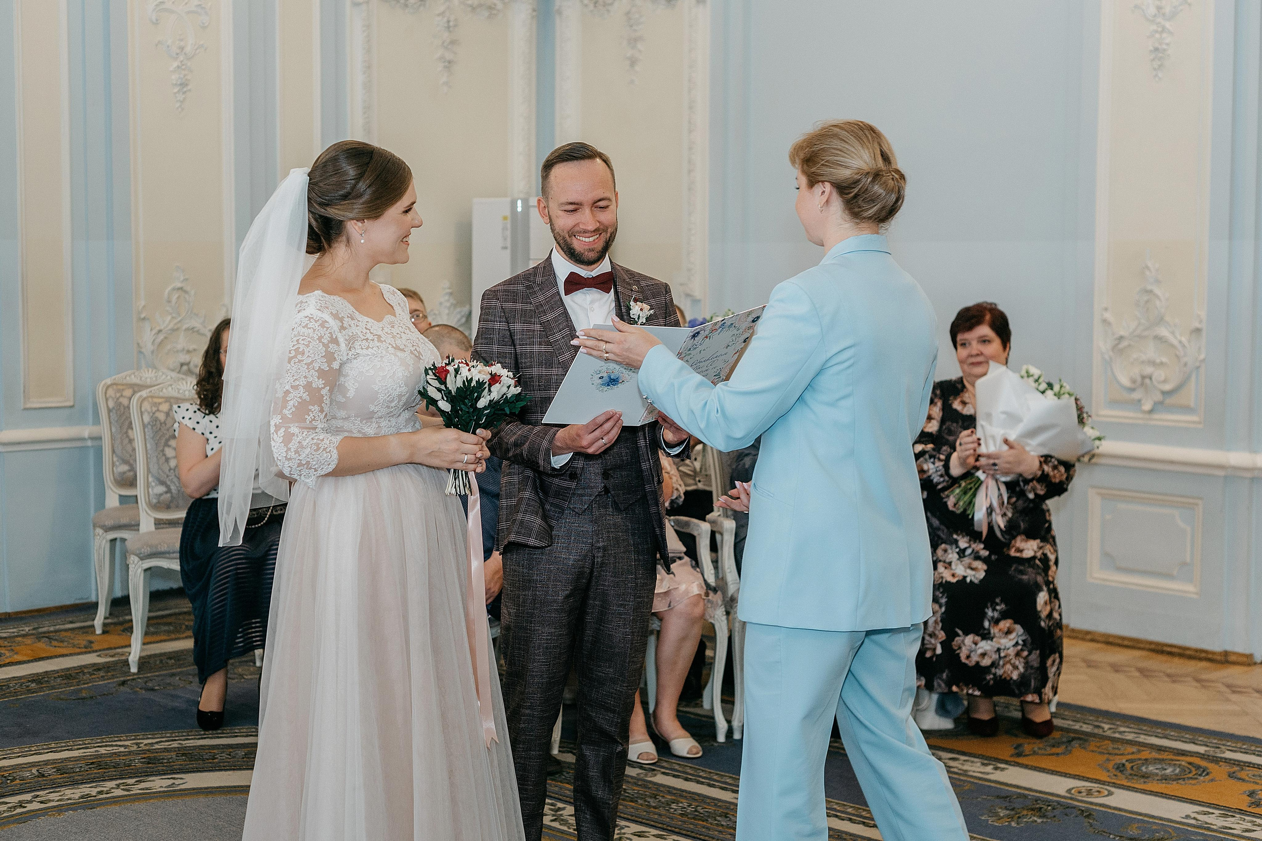 Лидия и Игорь: сборы невесты, Второй Дворец, Исаакиевская площадь, банкет. Душевный фотограф в Санкт-Петербурге. Свадебные и семейные фотосессии