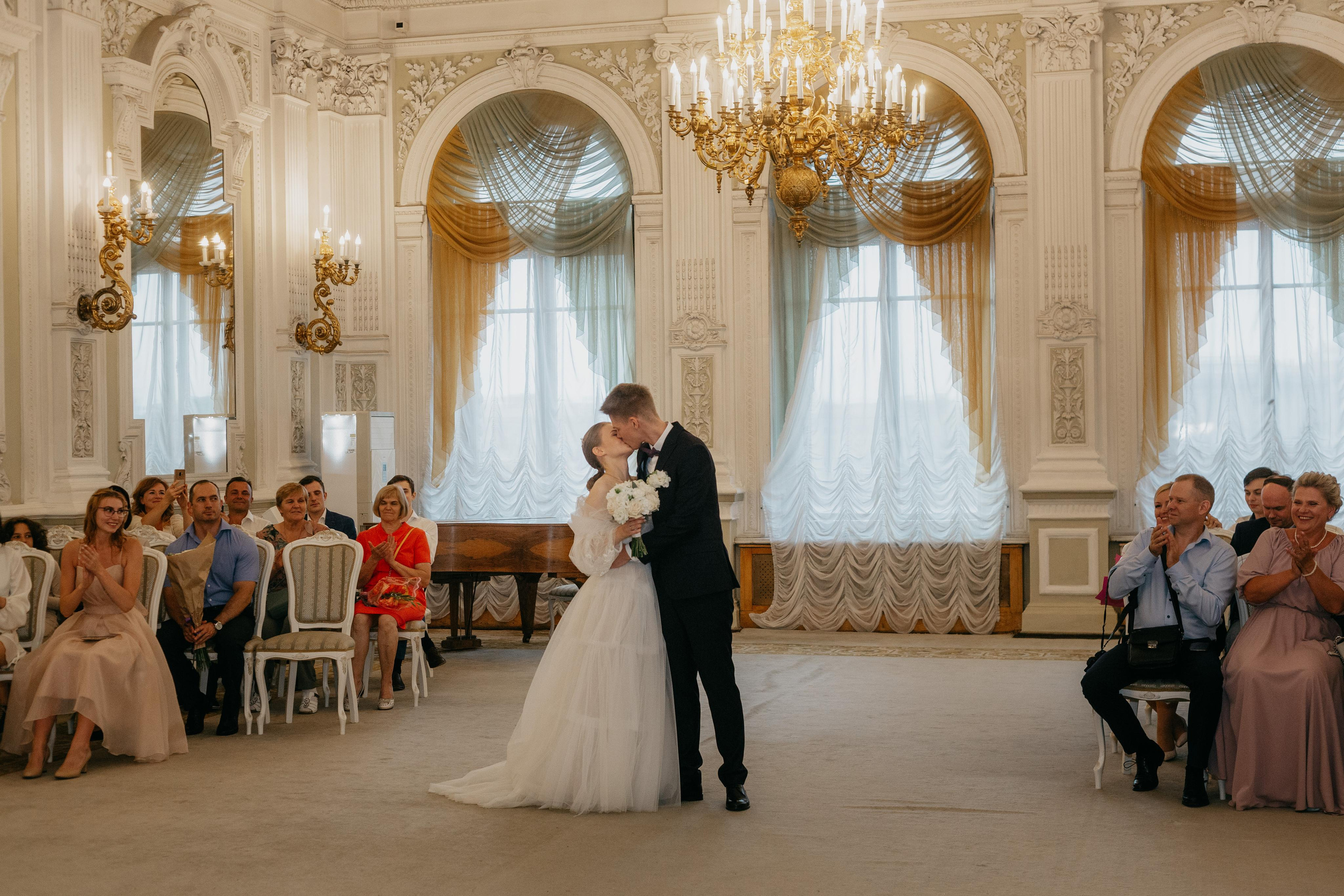 Ульяна и Александр: Первый Дворец, теплоход и банкет. Душевный фотограф в Санкт-Петербурге. Свадебные и семейные фотосессии