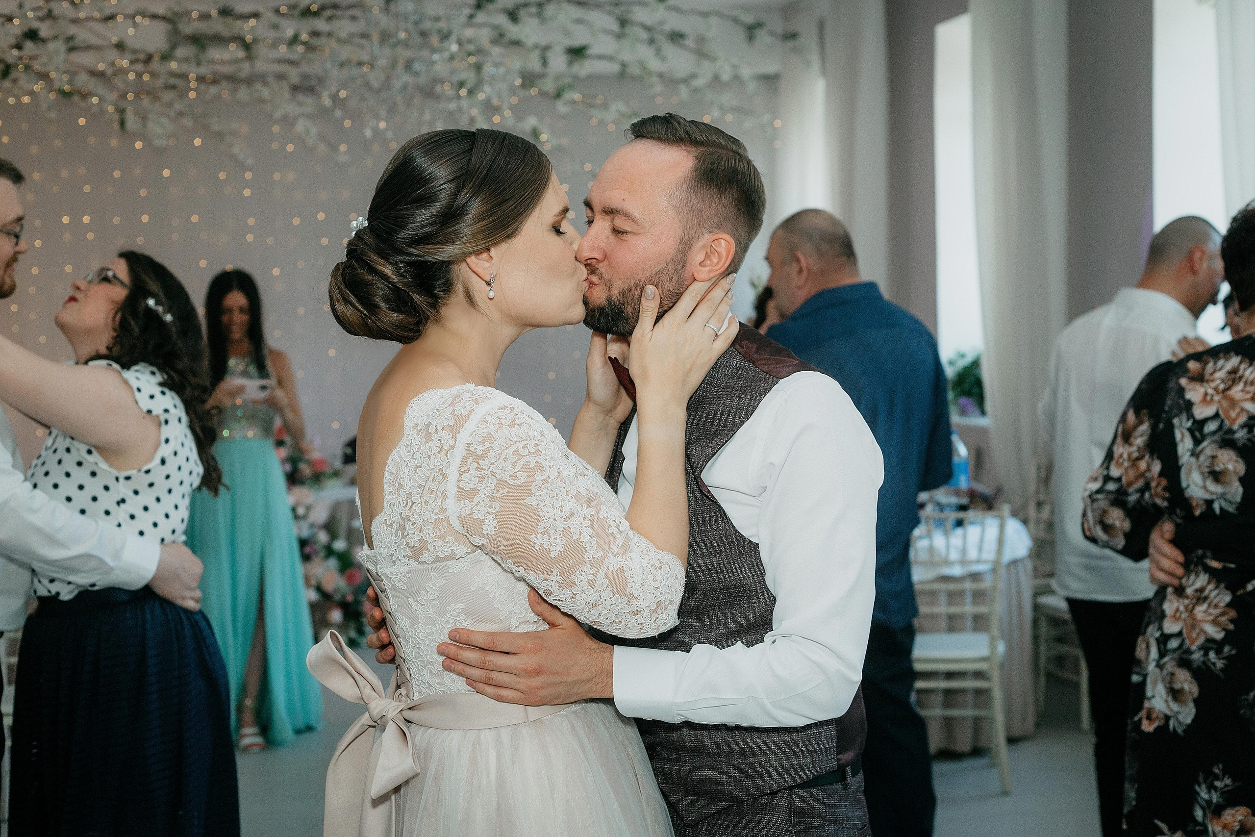 Лидия и Игорь: сборы невесты, Второй Дворец, Исаакиевская площадь, банкет. Душевный фотограф в Санкт-Петербурге. Свадебные и семейные фотосессии