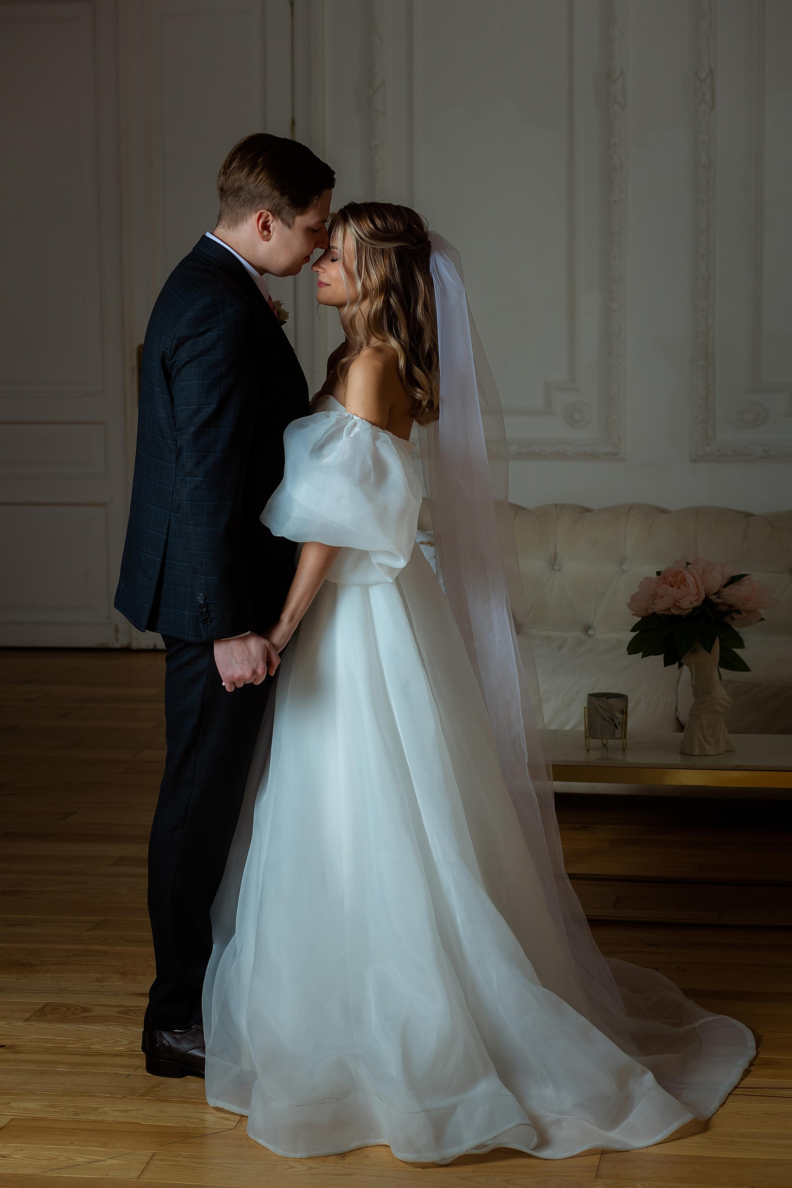 Анна и Леонид: Второй Дворец, фотостудия и прогулка. Душевный фотограф в Санкт-Петербурге. Свадебные и семейные фотосессии