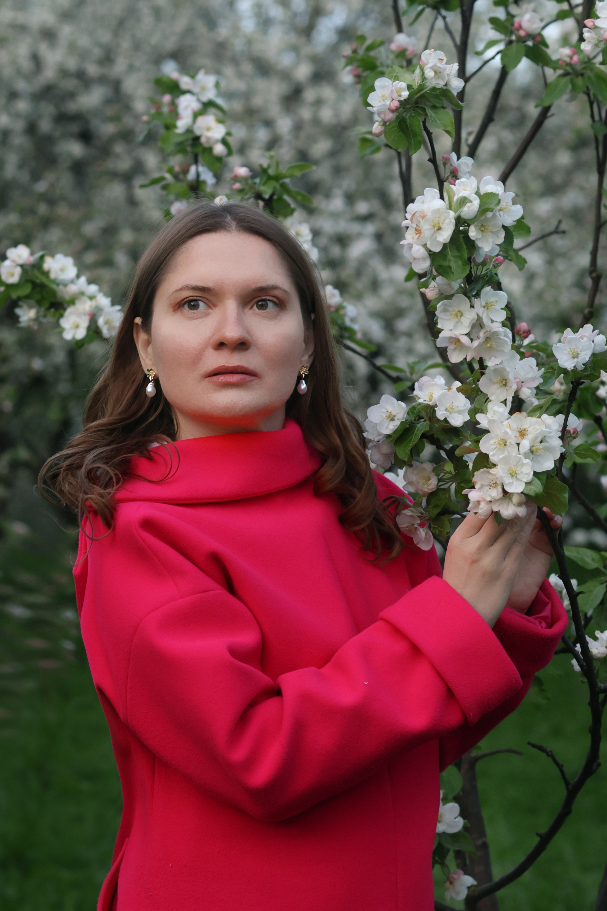 Красивая девушка на фотосессии в яблоневом саду в Москве в Коломенском парке