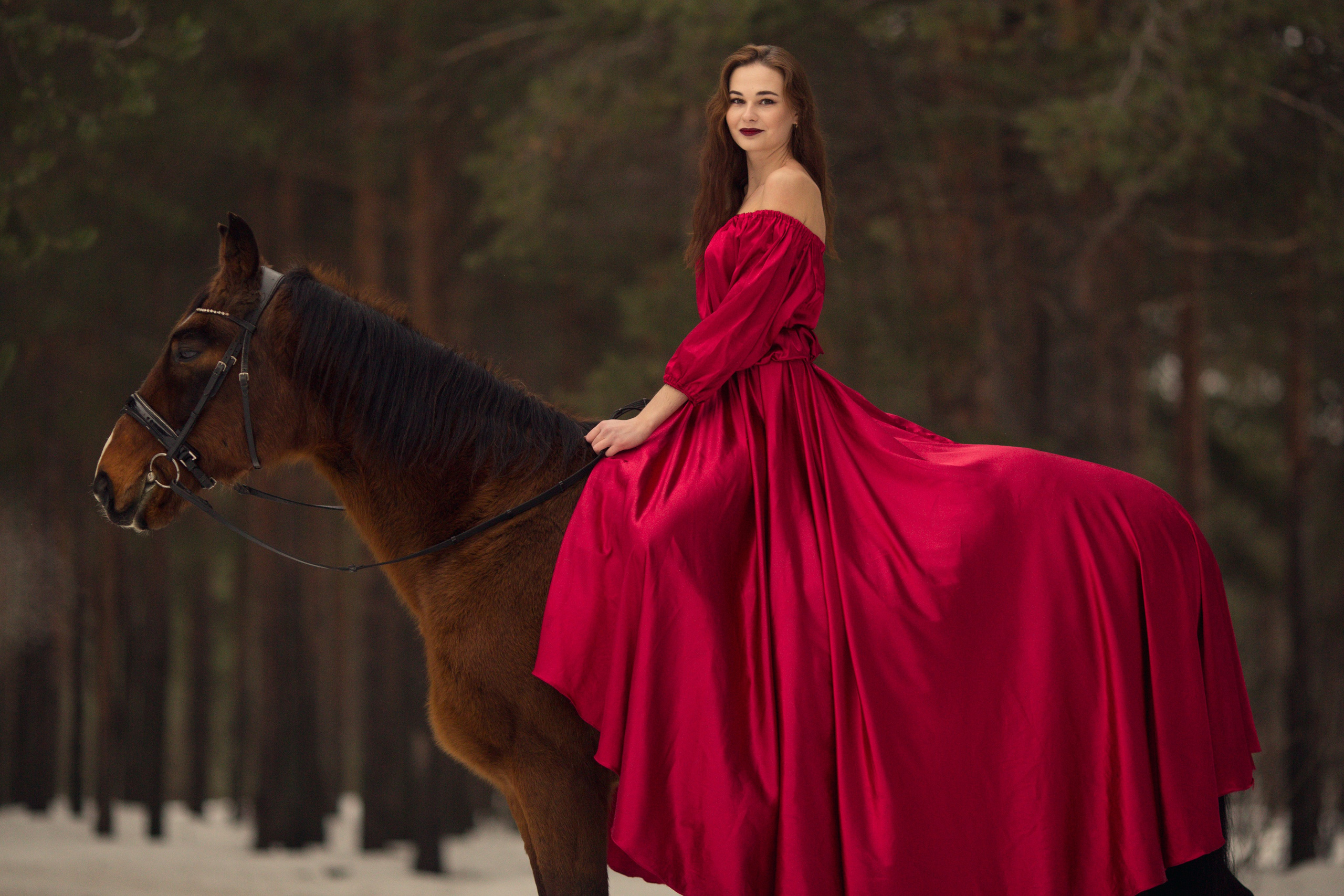 Фотосессия с лошадью в красном платье