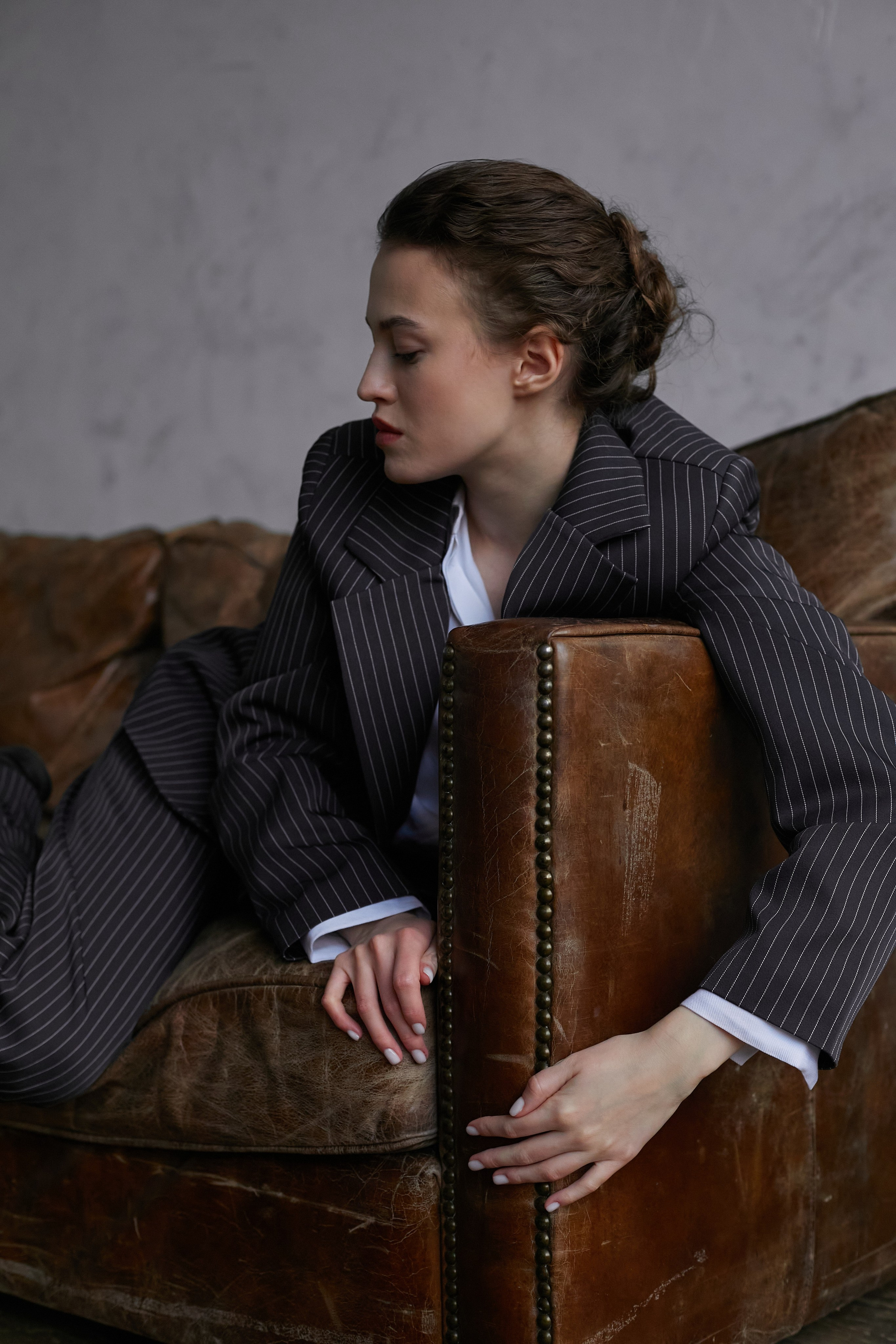 Фотограф в Москве. Студия. Студийный портрет. Девушка в пиджаке. Девушка на кожаном диване. Красивая девушка в мужском костюме. Женский портрет.