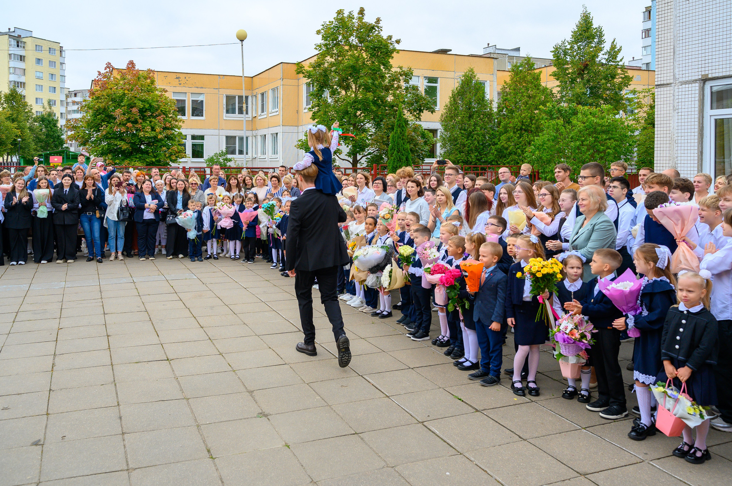 Вот звучит первый звонок, перед этим долгое приготовление к новому этапу в жизни, Яромир идет в школу. Фотоуслуги, услуги фотографа, фотографирование важных событий