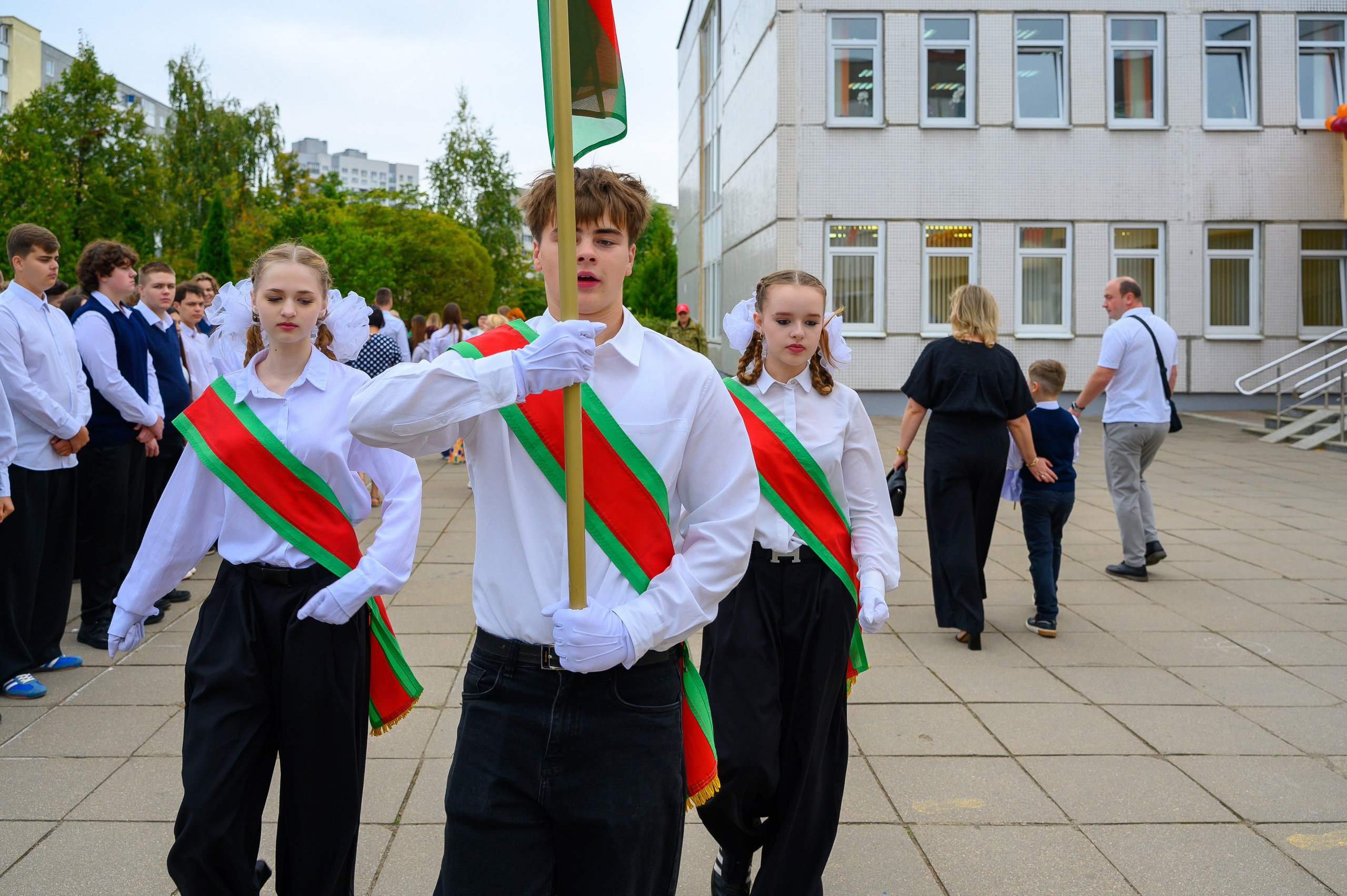 Вот звучит первый звонок, перед этим долгое приготовление к новому этапу в жизни, Яромир идет в школу. Фотоуслуги, услуги фотографа, фотографирование важных событий