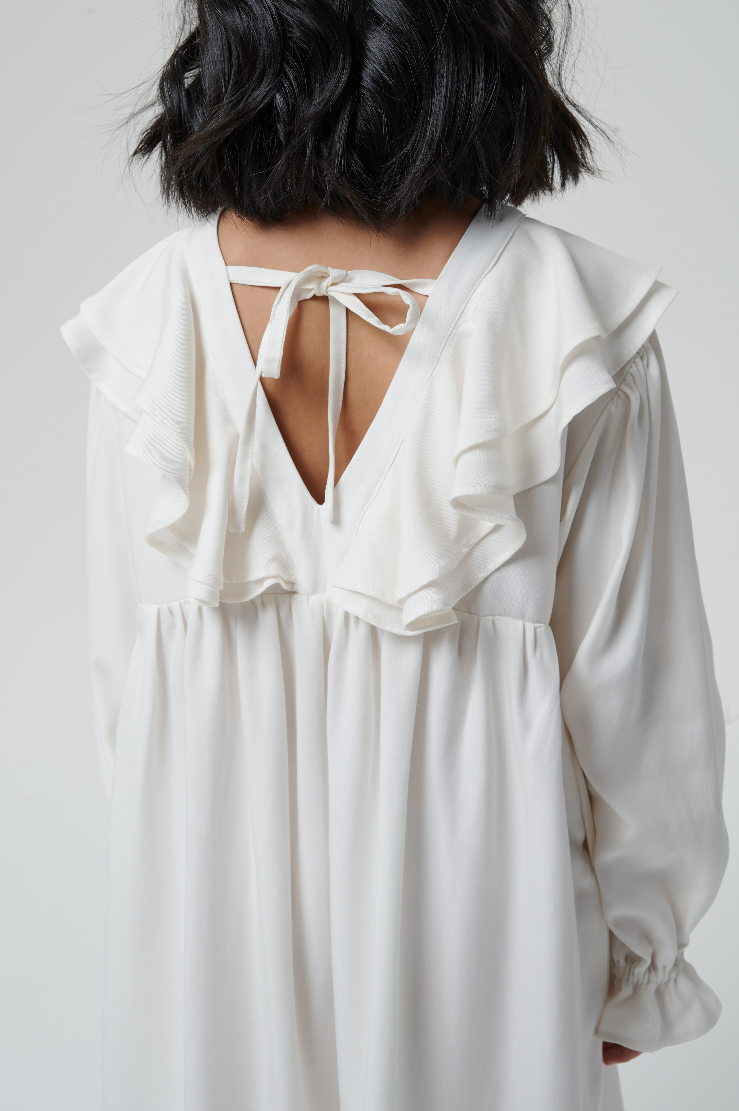 Каталожная съёмка для бренда одежды — Nunkie StoreПрофессиональная студийная съёмка для интернет-магазина. Задача — показать посадку, фактуру и детали одежды на модели в нейтральной среде. Чистый фоновый свет, ровные ракурсы и фокус на товаре — идеальный формат для маркетплейсов и брендовых сайтов.Съёмка проведена с учётом требований к каталожным фотографиям: минимализм, читаемость силуэта, точная цветопередача. Благодаря продуманной световой схеме съёмка прошла быстро и эффективно. Также обеспечил техническую реализацию света как гафер.