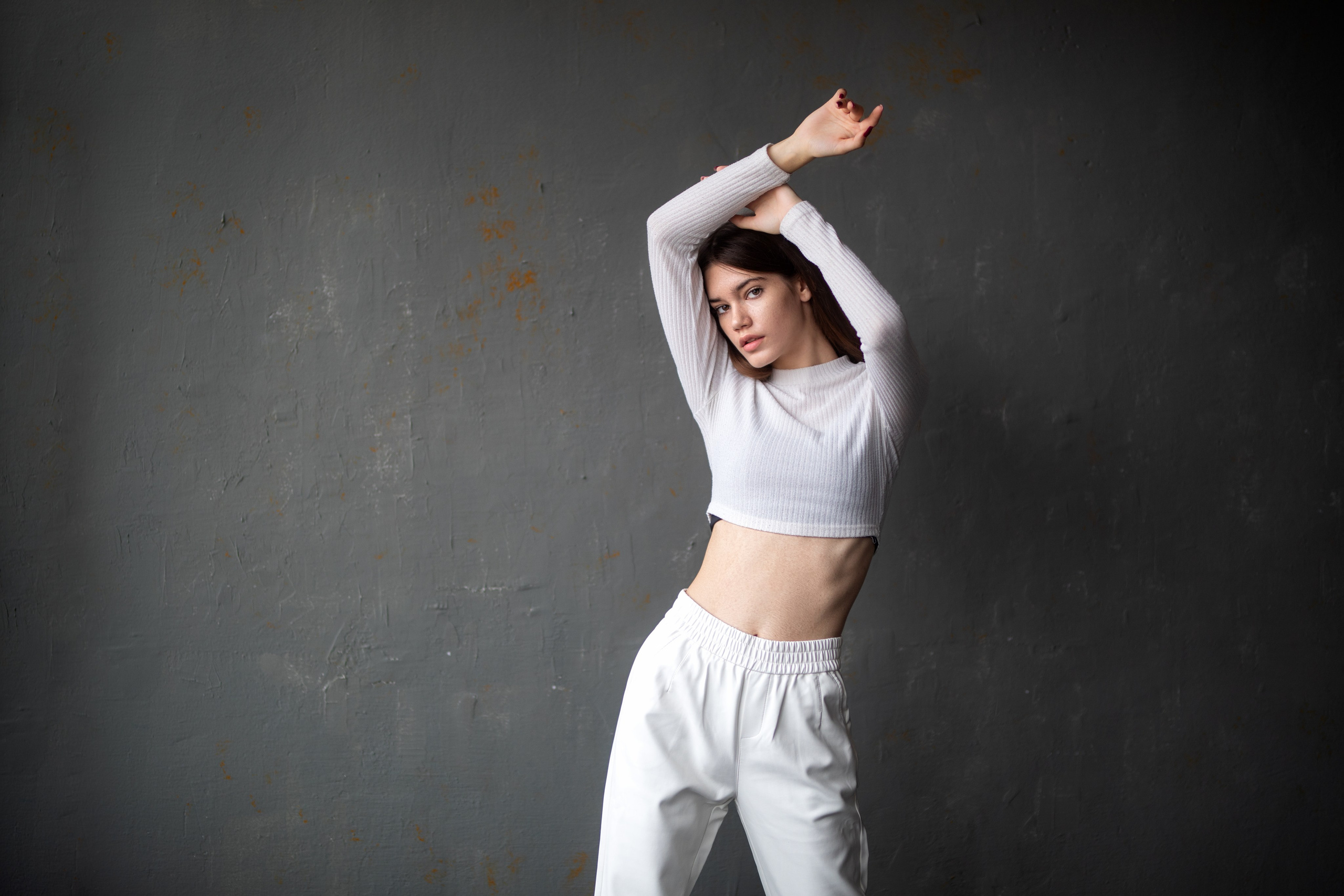 Съемка с Анастасией в студии с минимальным интерьером