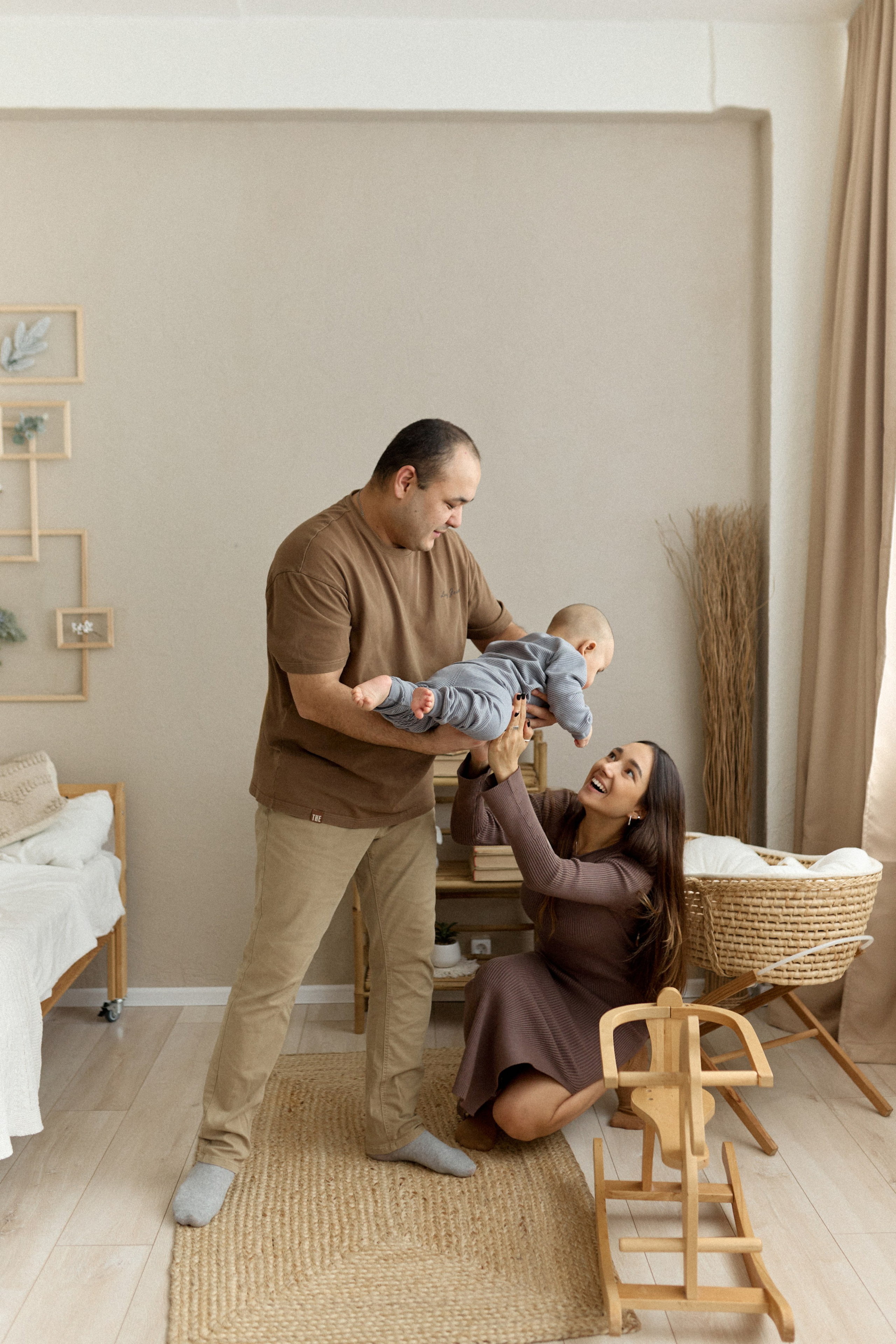 Семейная фотосессия в фотостудии. Сестры Карабаза. Фотографы и ретушеры в Москве и Санкт-Петербурге