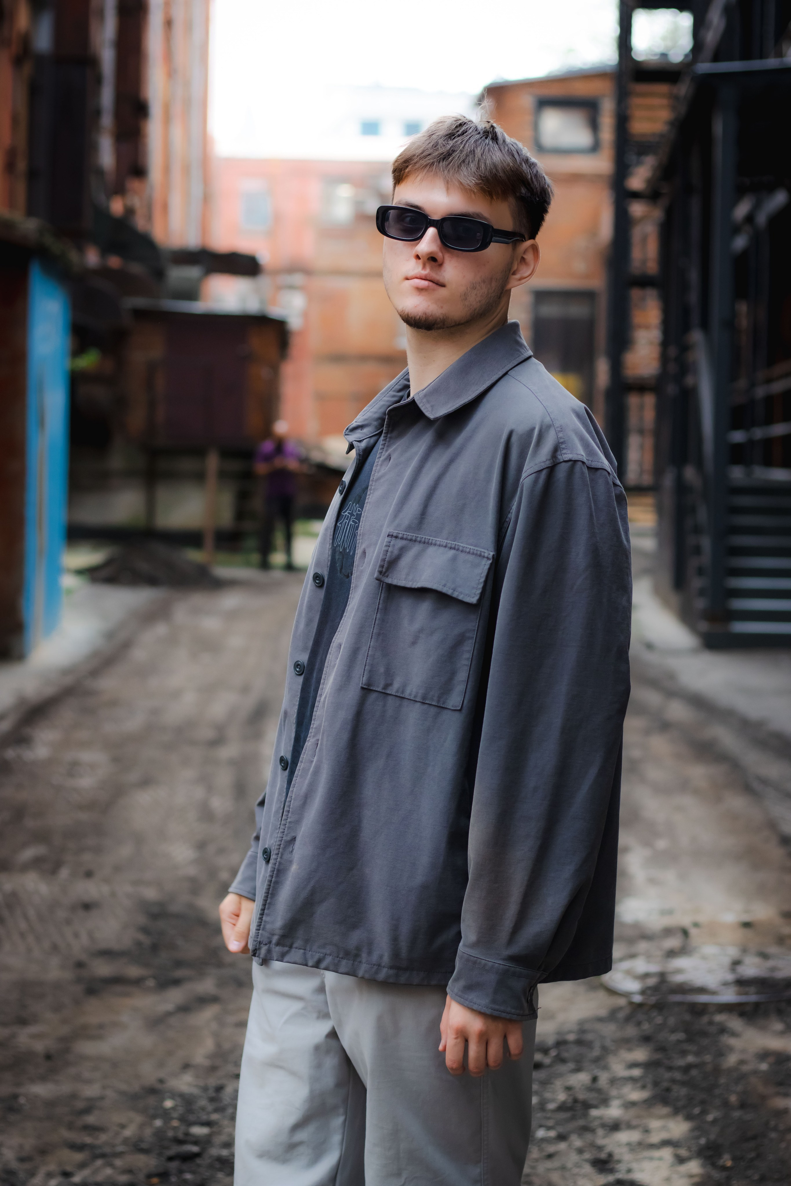 Молодой и дерзкий парень на заводе 